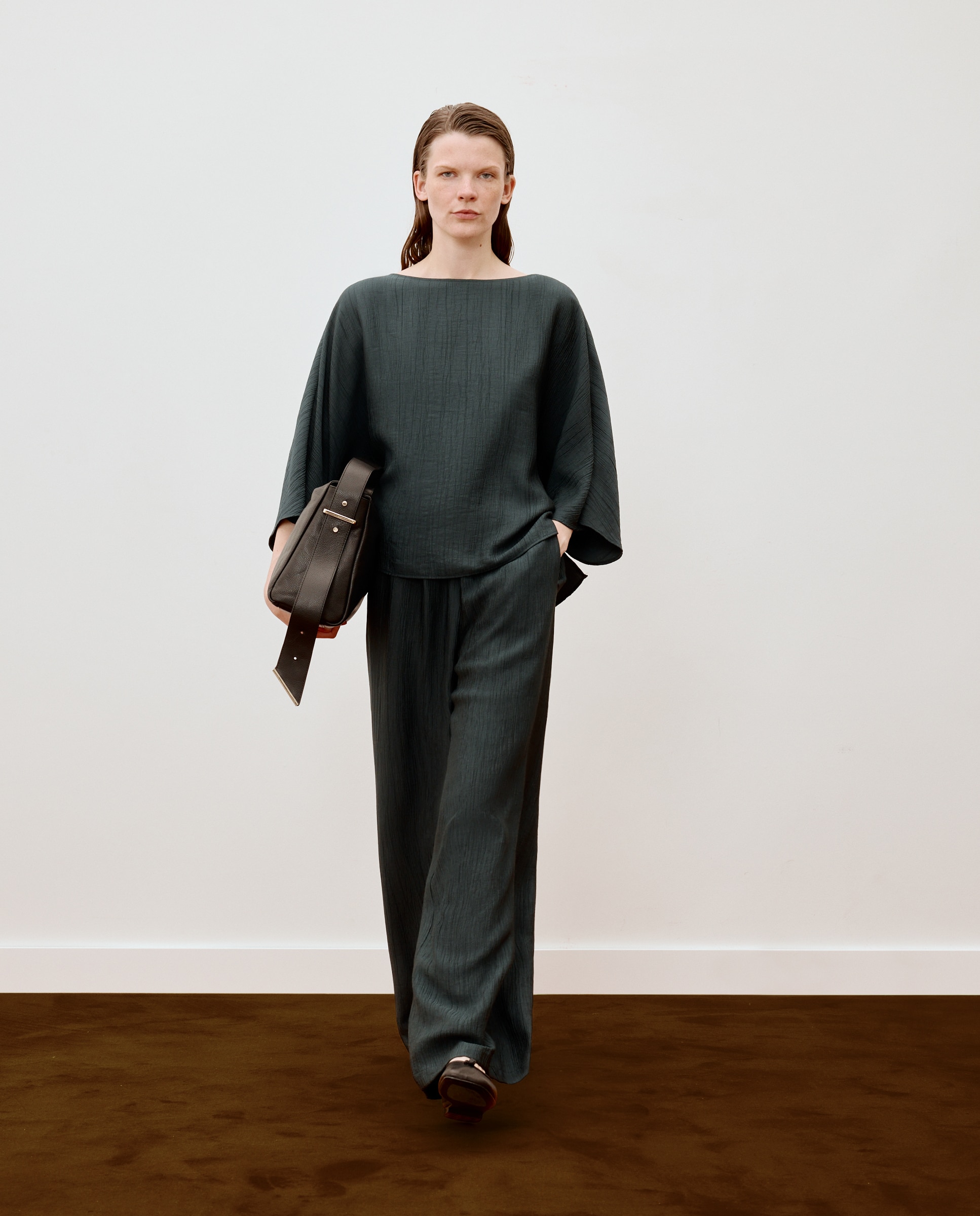 Pantalón ancho fluido en tejido texturado de mujer - Woman Limited El Corte Inglés - 530 Verde oscuro 530 Verde oscuro-1