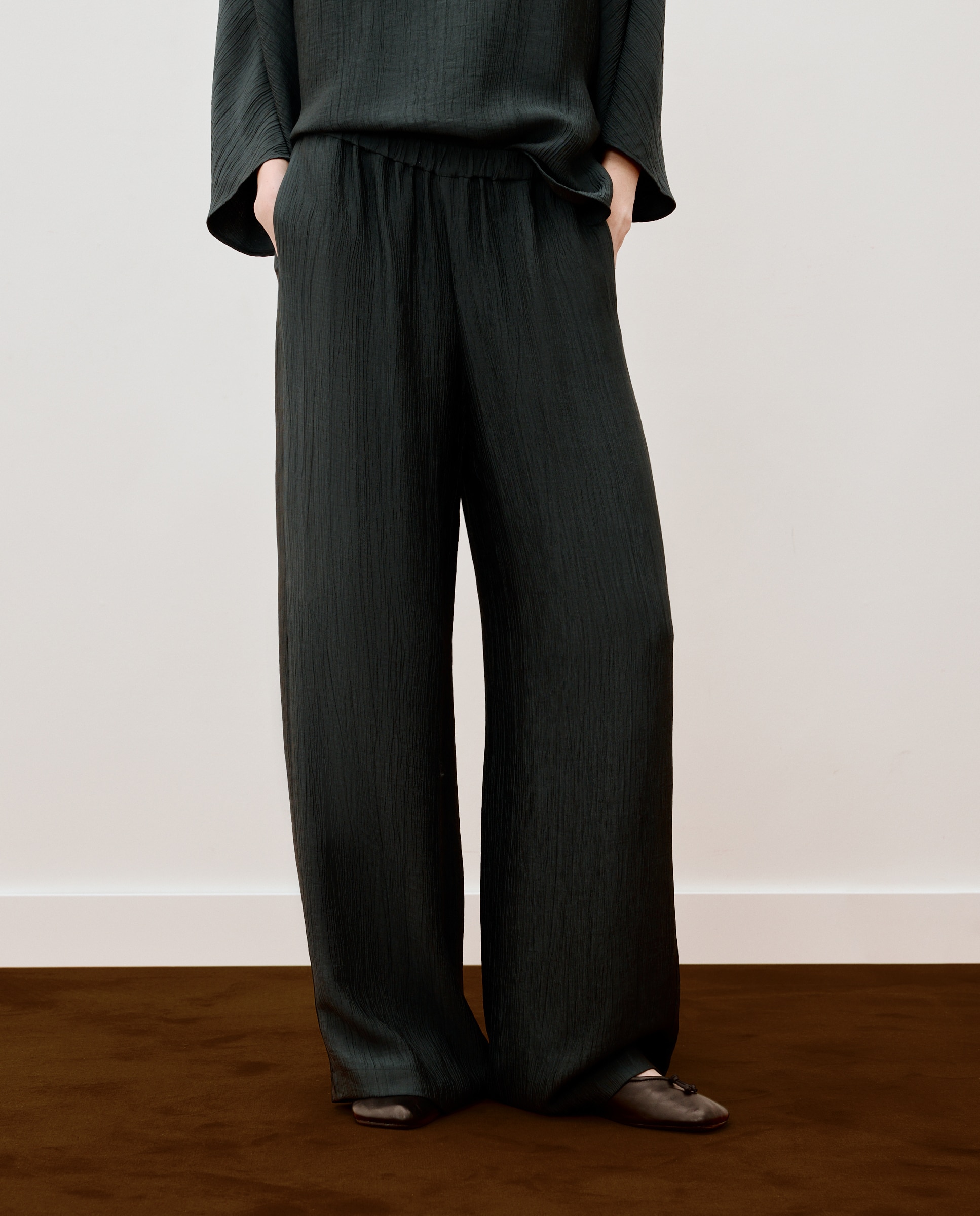 Pantalón ancho fluido en tejido texturado de mujer - Woman Limited El Corte Inglés - 530 Verde oscuro 530 Verde oscuro-2