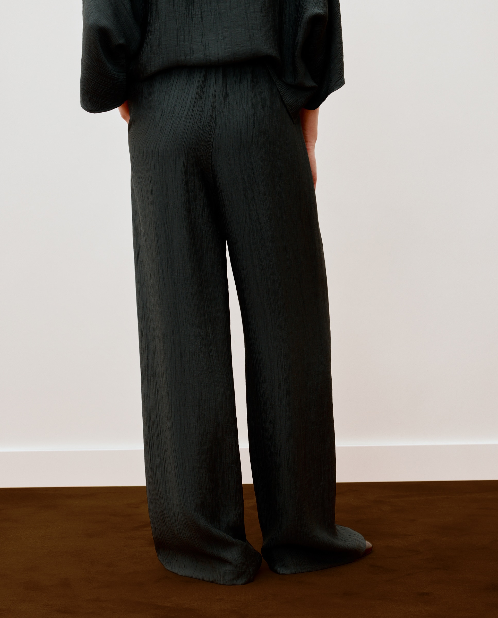 Pantalón ancho fluido en tejido texturado de mujer - Woman Limited El Corte Inglés - 530 Verde oscuro 530 Verde oscuro-3