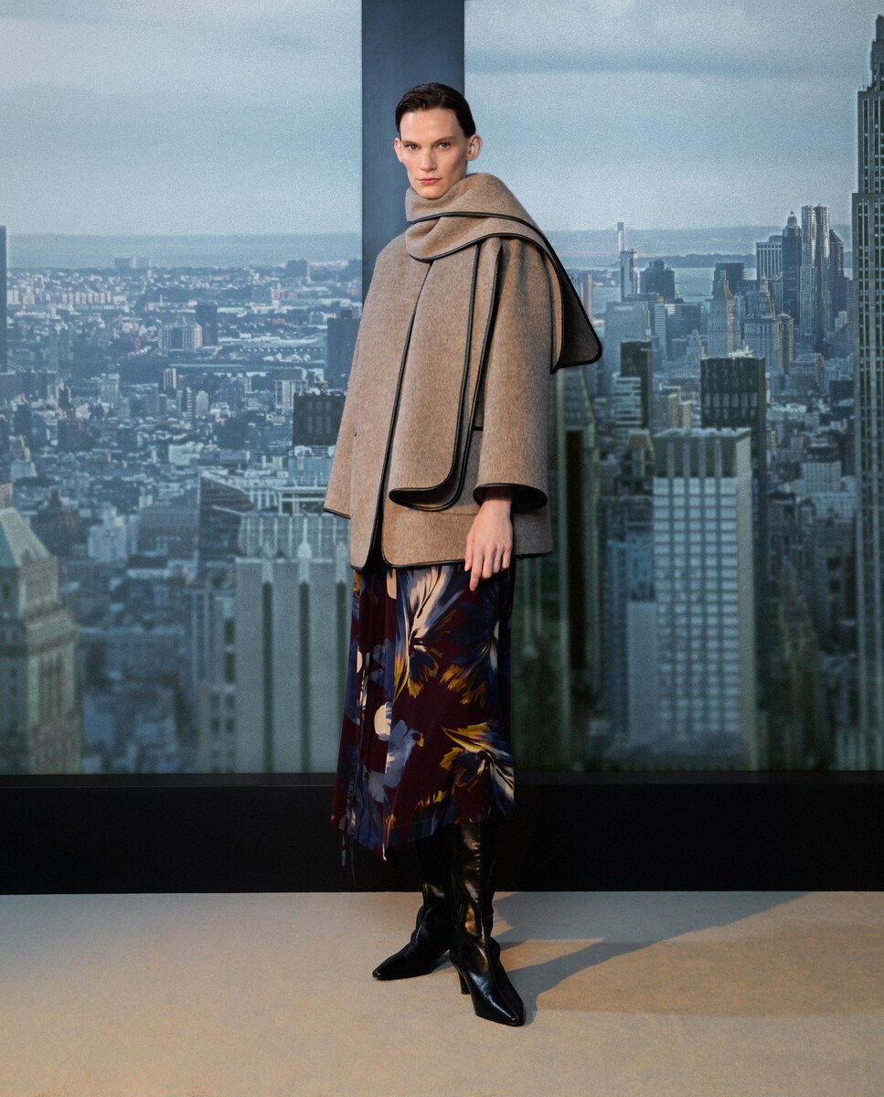 Chaquetón corto liso de mujer · Woman Limited El Corte Inglés · El