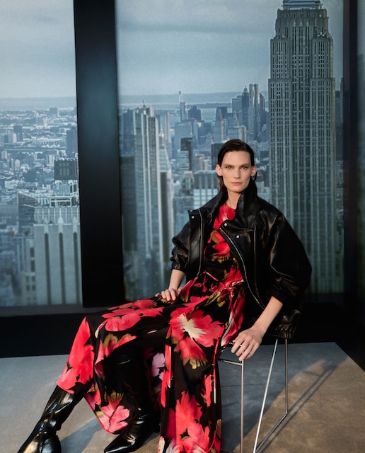 Imagen 0 de Cazadora de piel corta de mujer