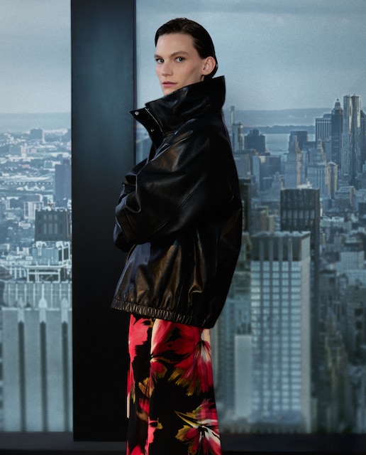 Imagen 0 de Cazadora de piel corta de mujer