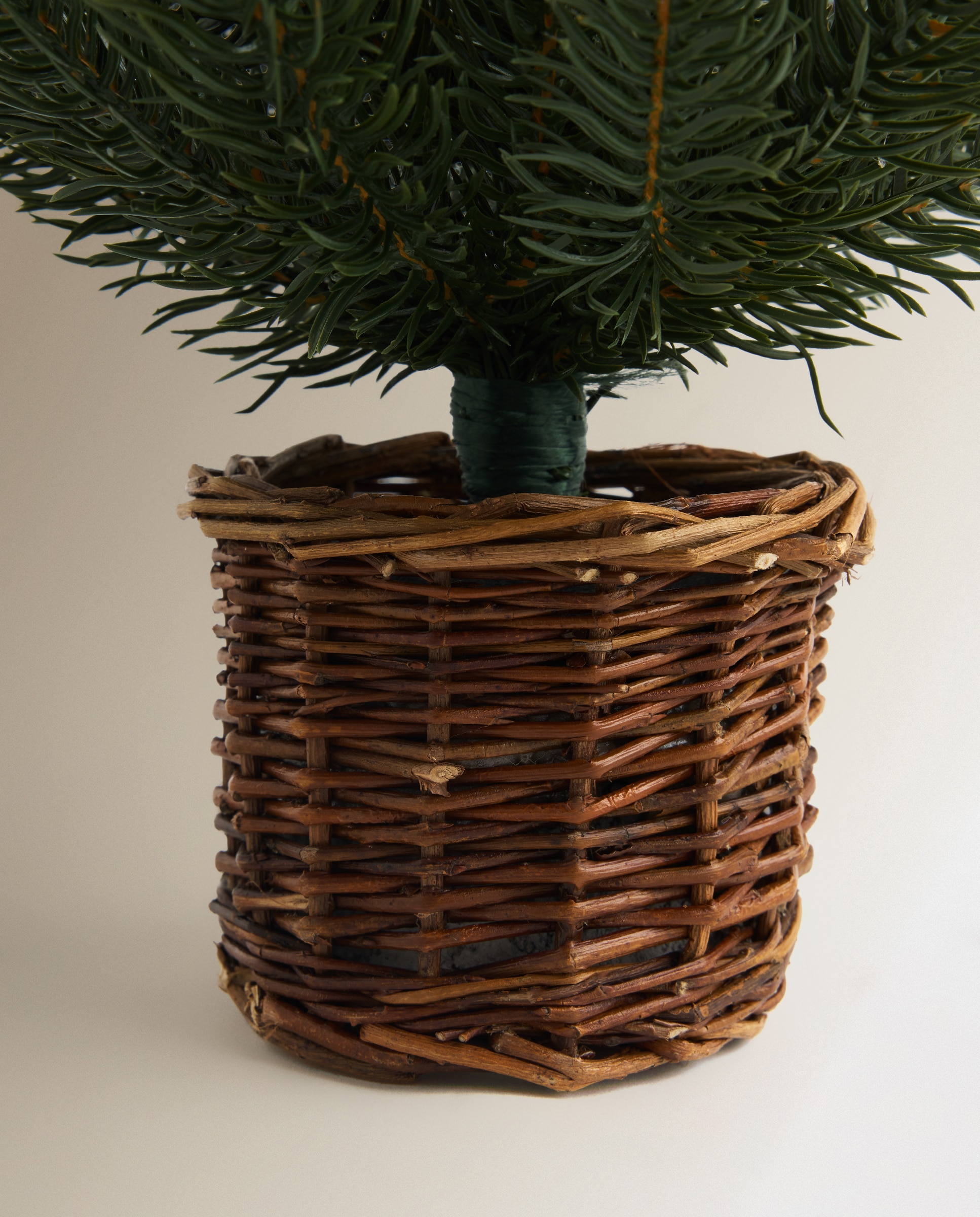 Árbol de mesa con maceta de ratán Nendaz Navidad - Verde 30 cm Verde-4