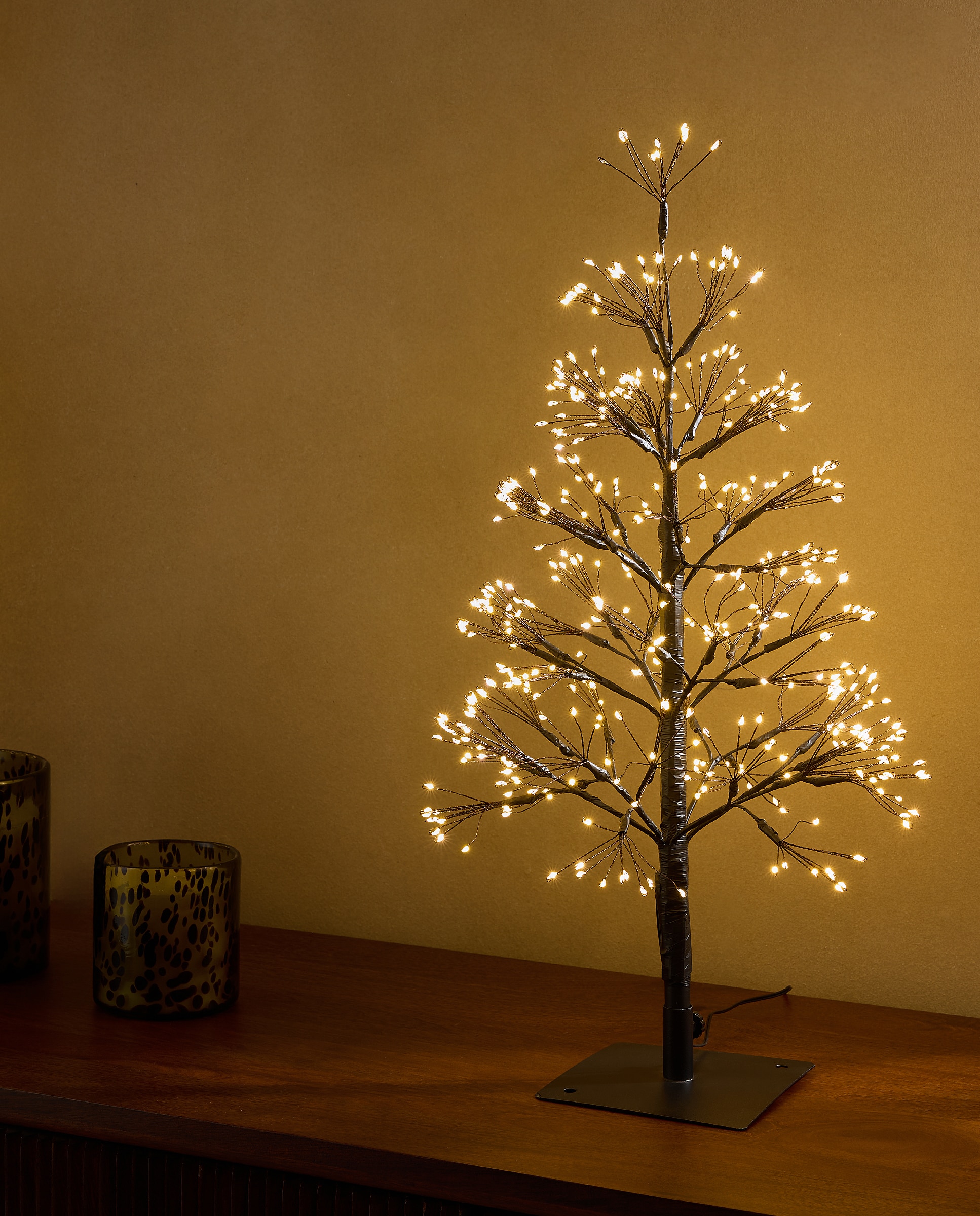 Imagem 0 de Árvore de Mesa com Luz LED Isola Natal