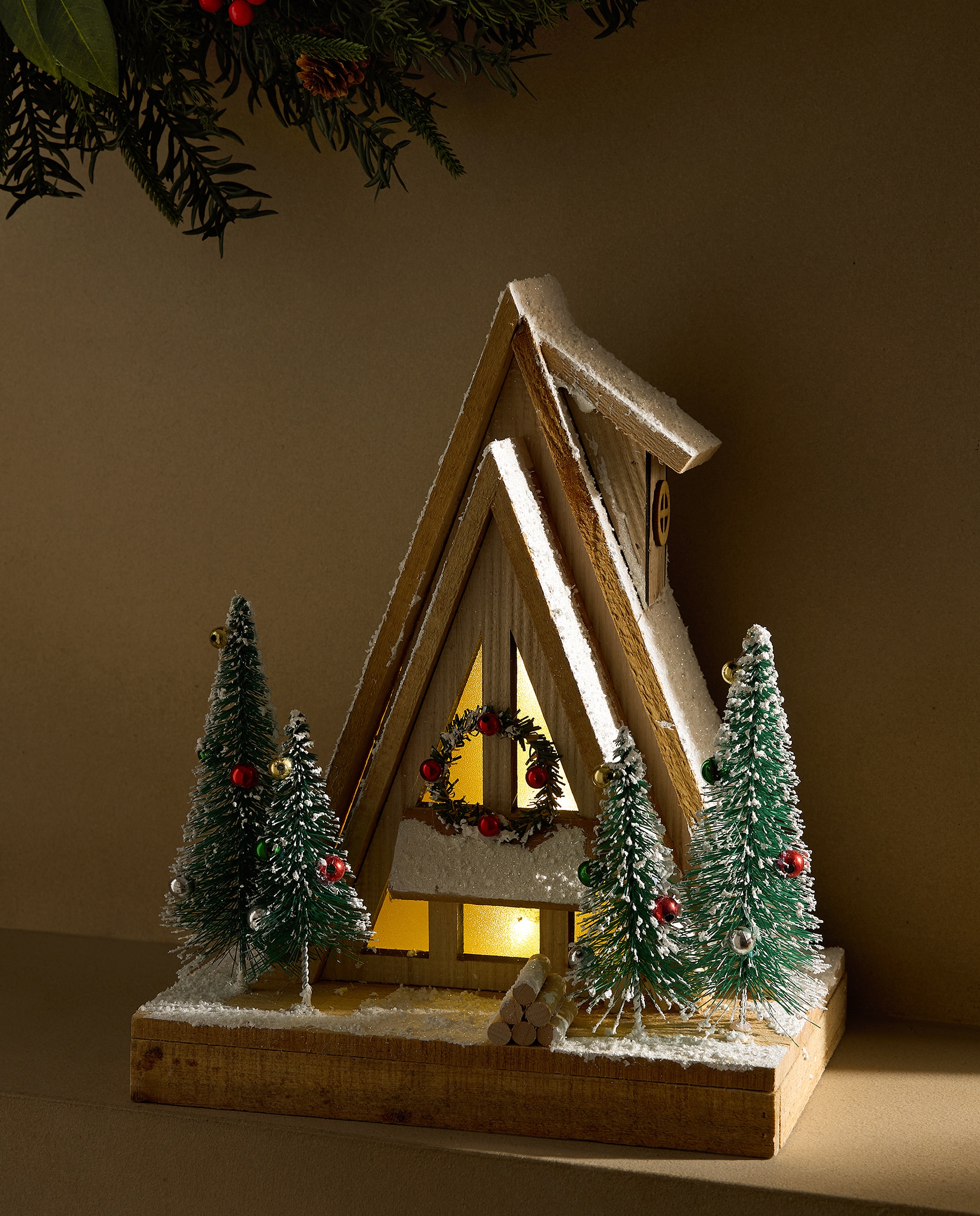 Imagen 0 de Figura Casa de madera nevada con luz LED Navidad Natural