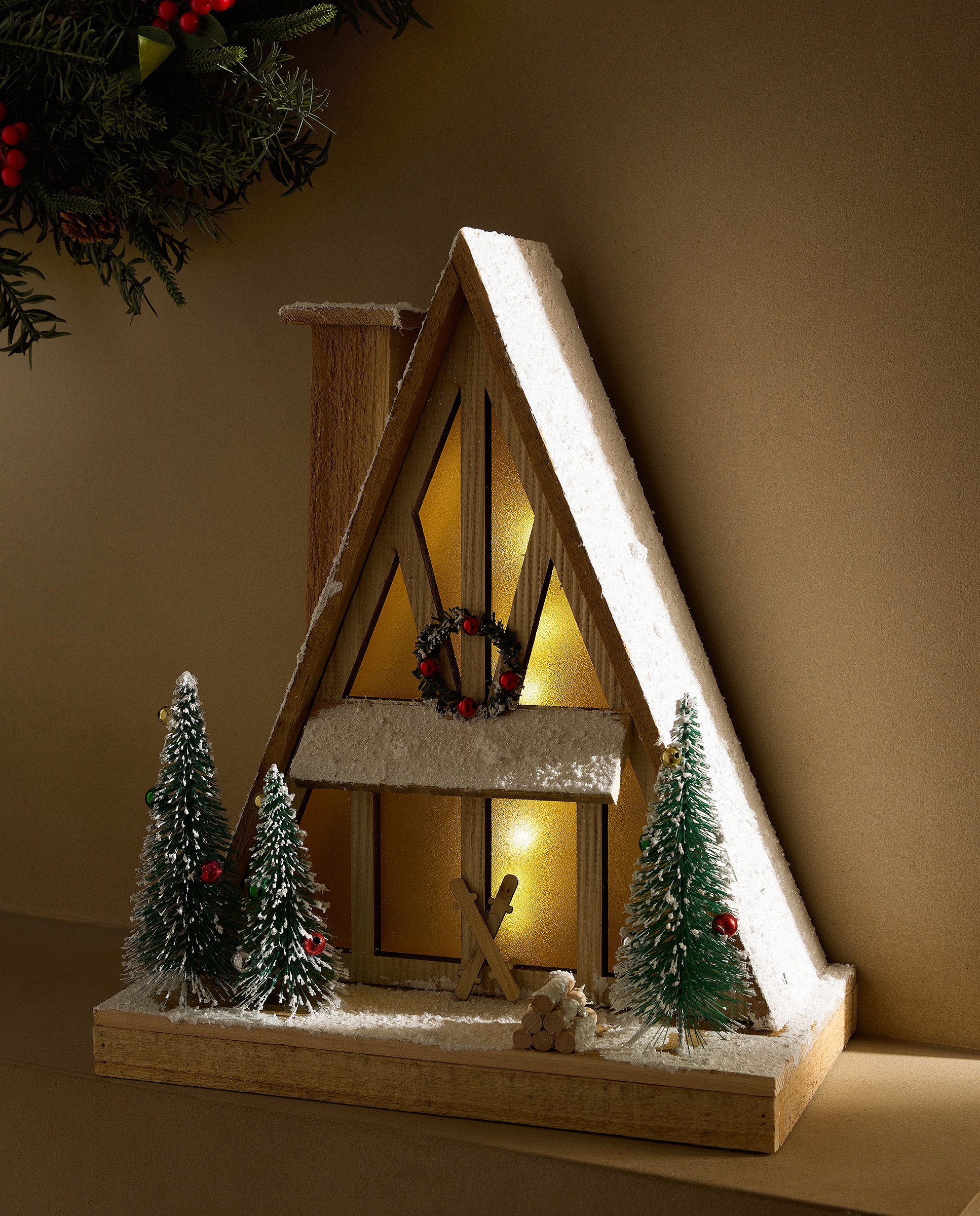 Imagen 0 de Figura Casa de madera esquí con luz LED Navidad Natural