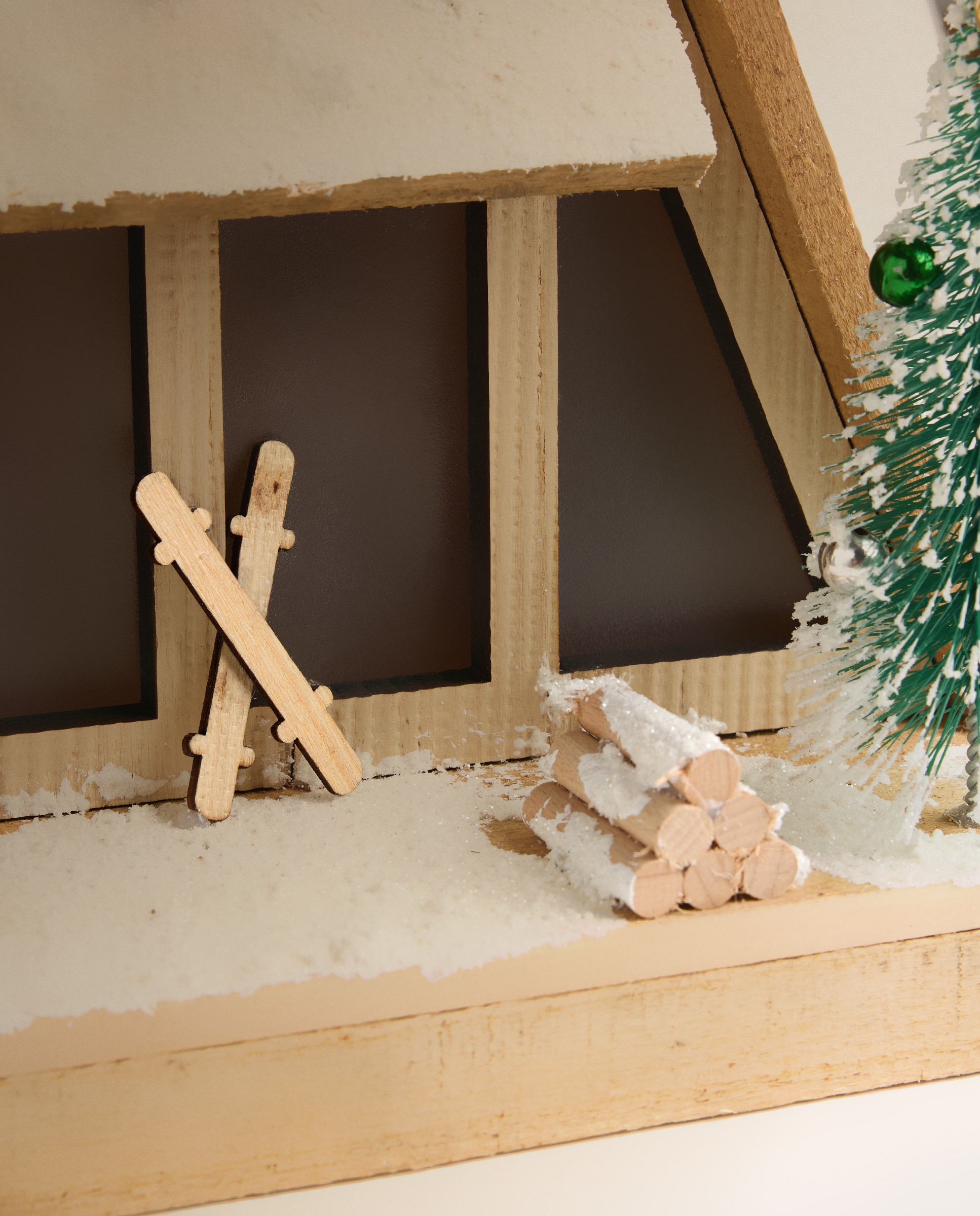 Figura Casa de madera esquí con luz LED Navidad - Natural Natural-4