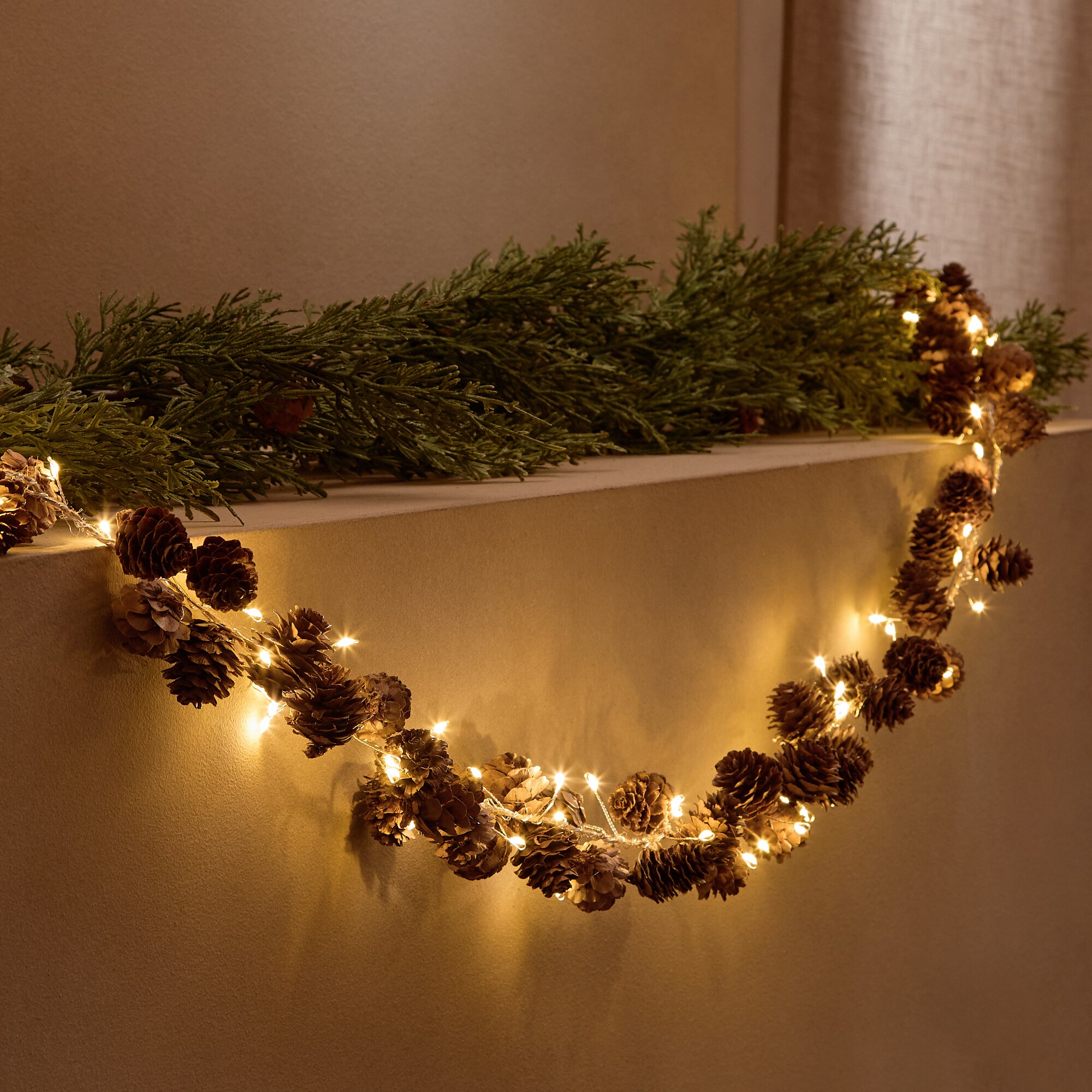 Imagem 0 de Grinalda Decorativa Pinhas com 95 Luzes LED Natal - Cru