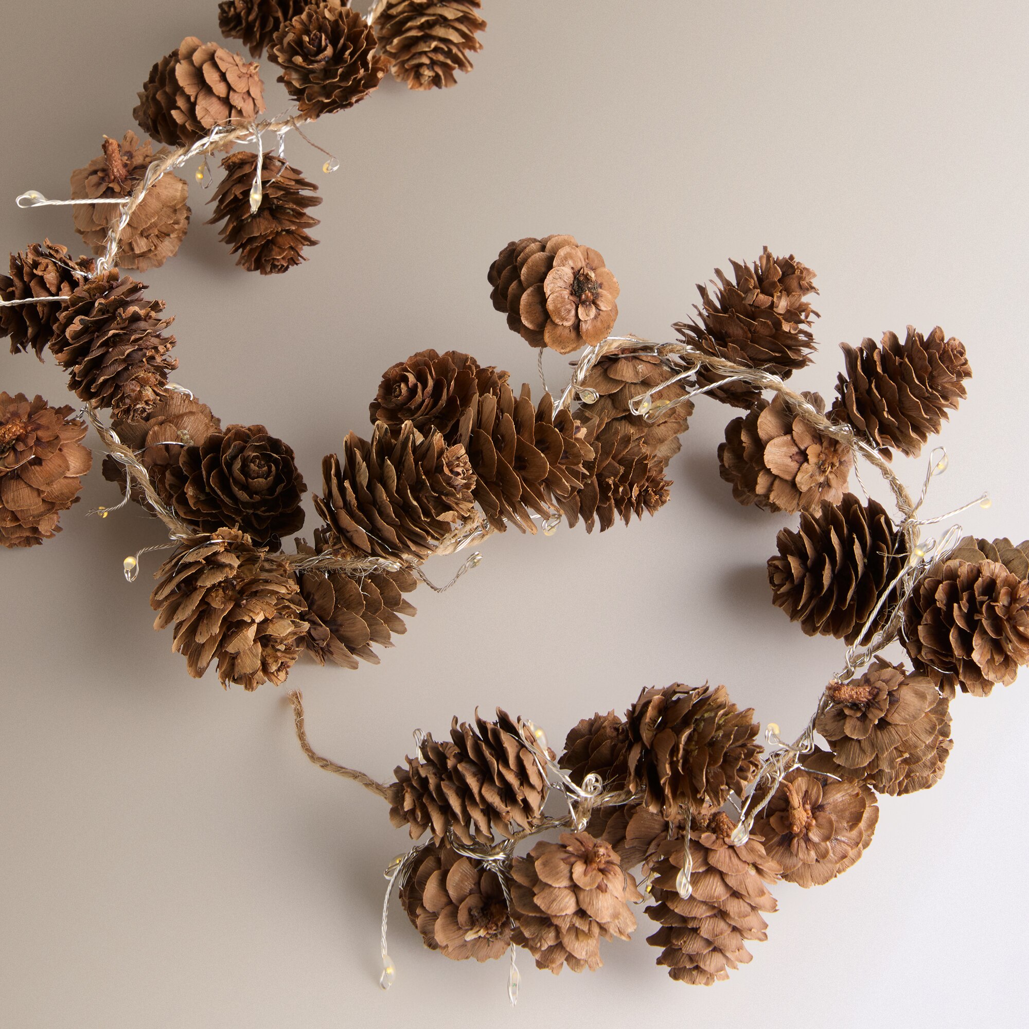 Grinalda Decorativa Pinhas com 95 Luzes LED Natal - Cru Natural-2