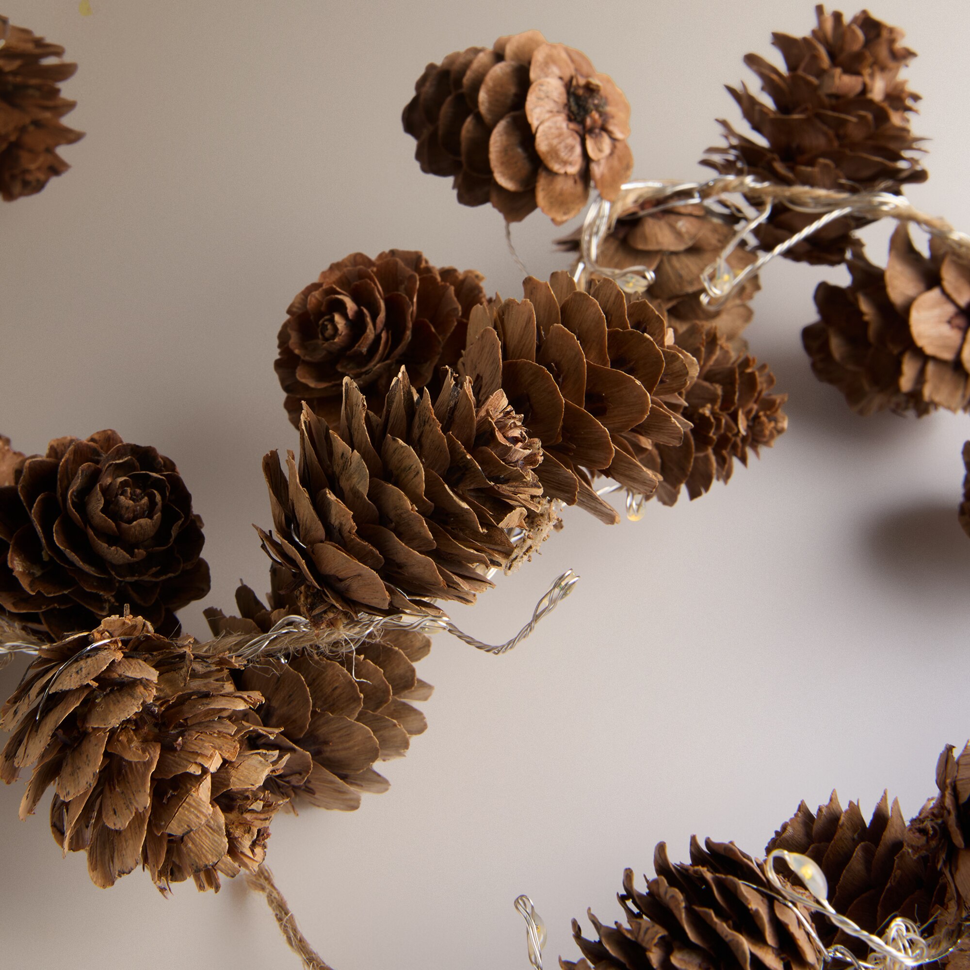 Grinalda Decorativa Pinhas com 95 Luzes LED Natal - Cru Natural-3