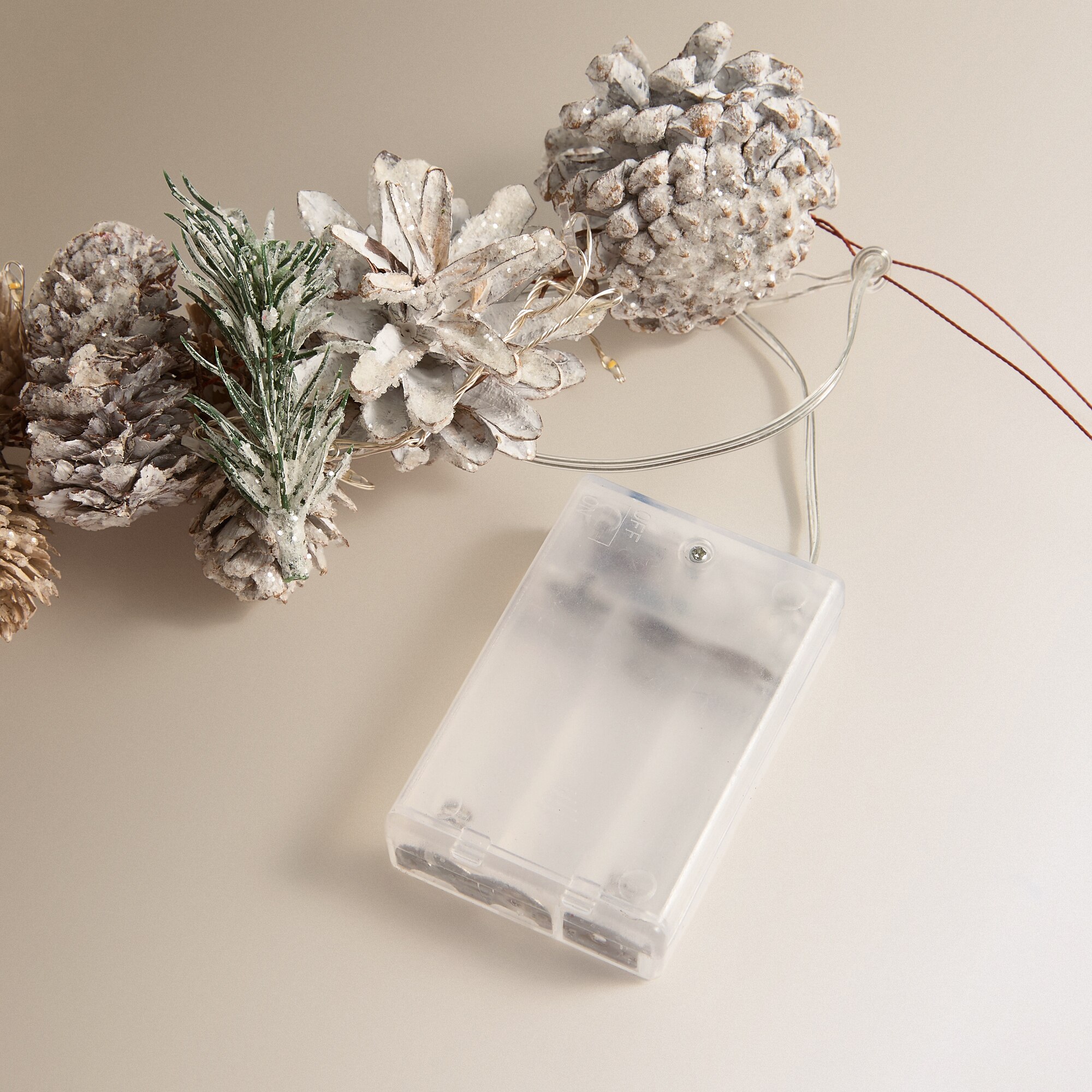 Grinalda Decorativa Pinhas com 200 Luzes LED Natal - Branco Branco-4