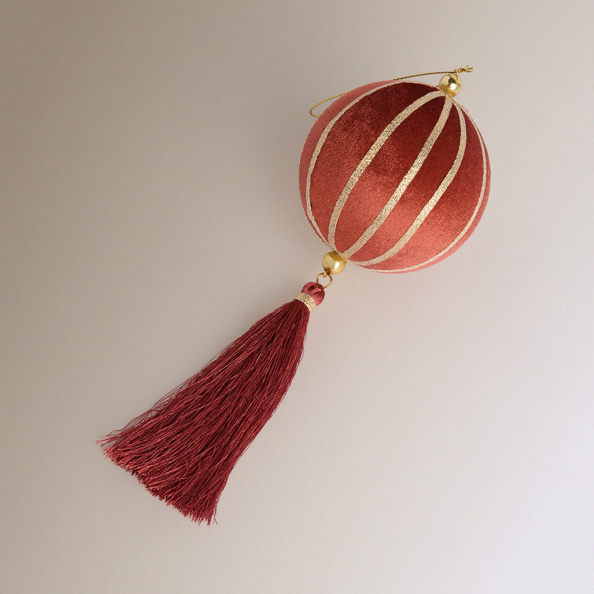 Bola de Tecido com Fio Metalizado e Borla Natal Coral-2