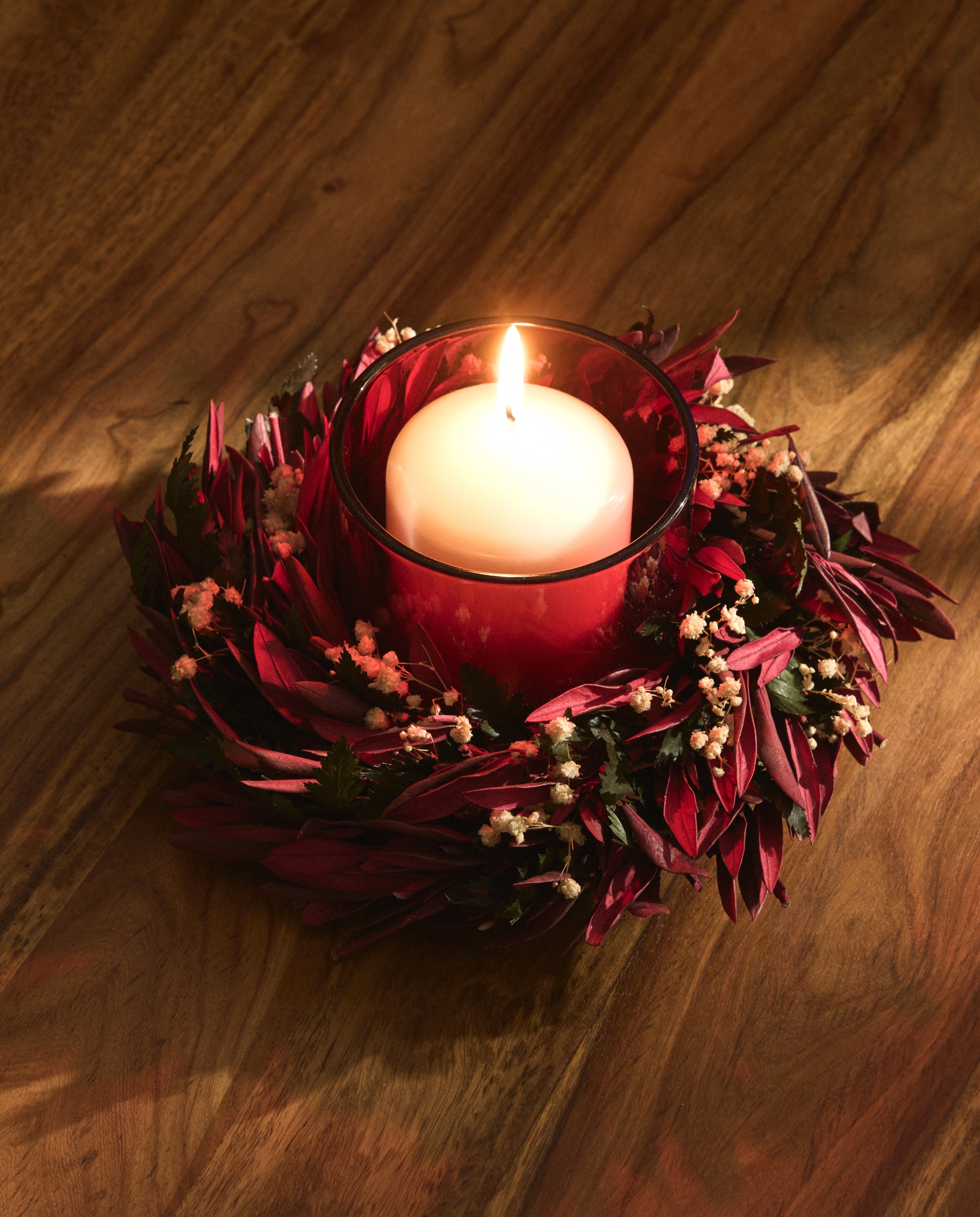 Imagen 0 de Centro de mesa con portavelas preservado Navidad Rojo