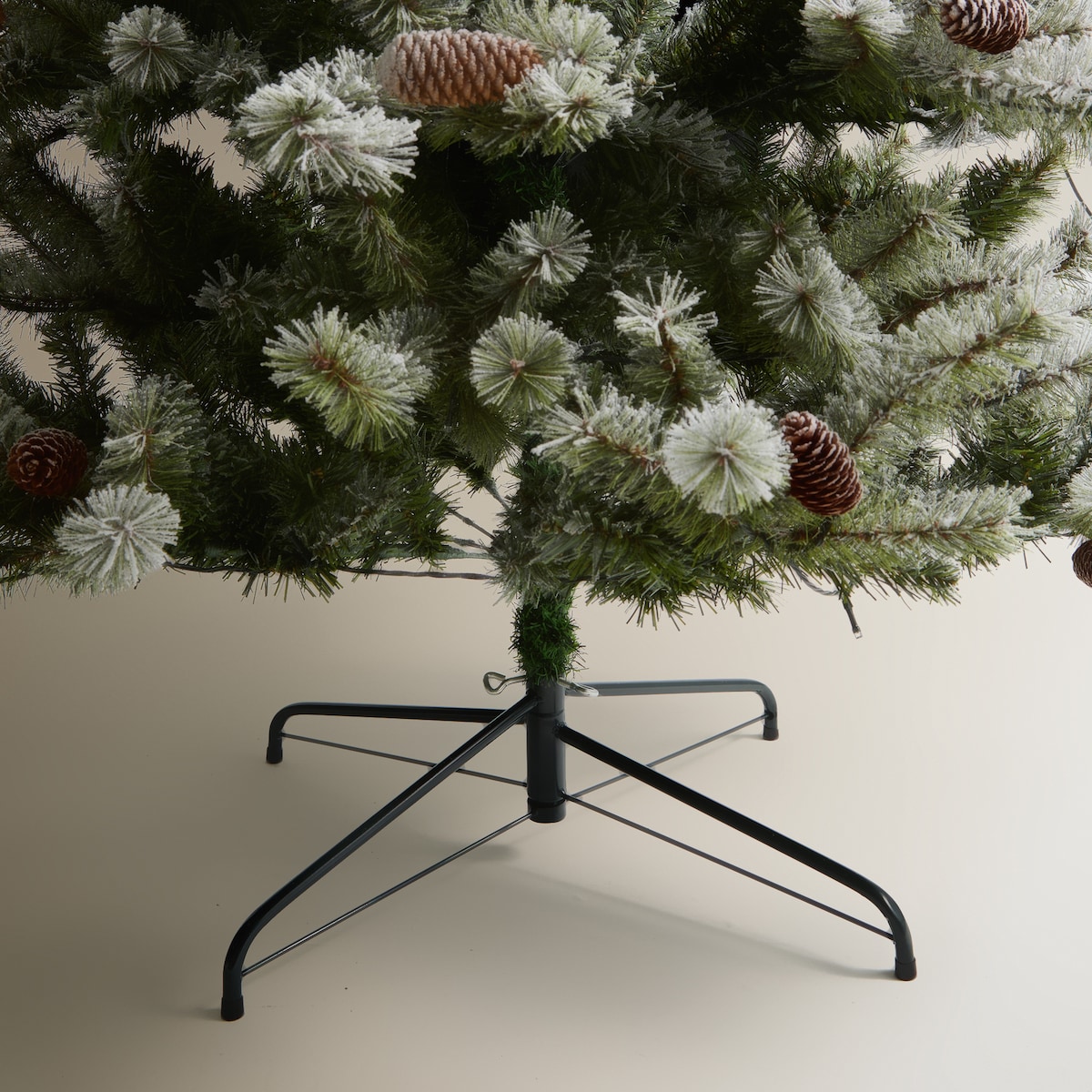 Árvore de Chão Nevada com Pinhas e Luzes LED Tavascan Verde-5