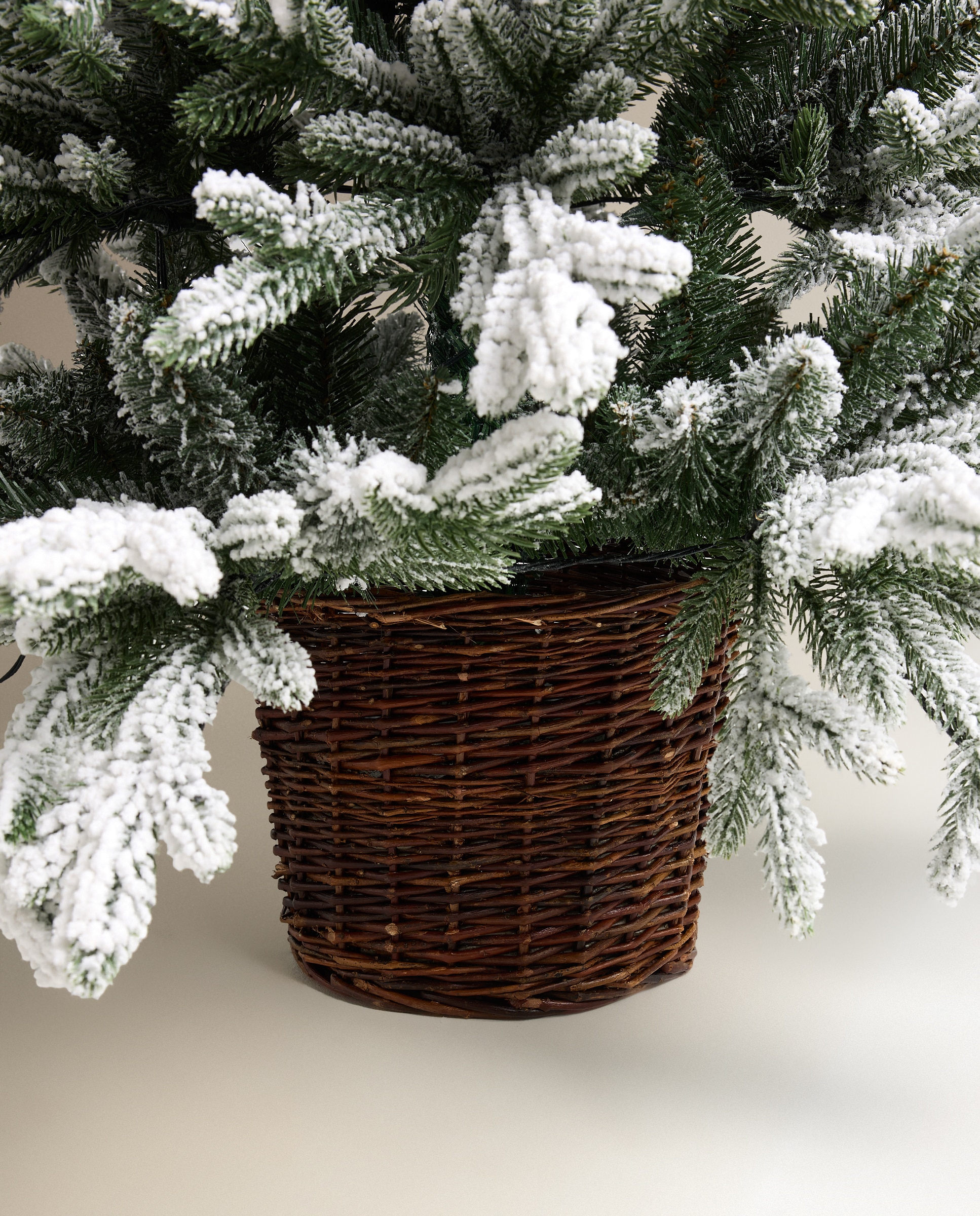 Árbol de suelo nevado con 110 luces LED y maceta de ratán Arosa Navidad - Blanco Blanco-4
