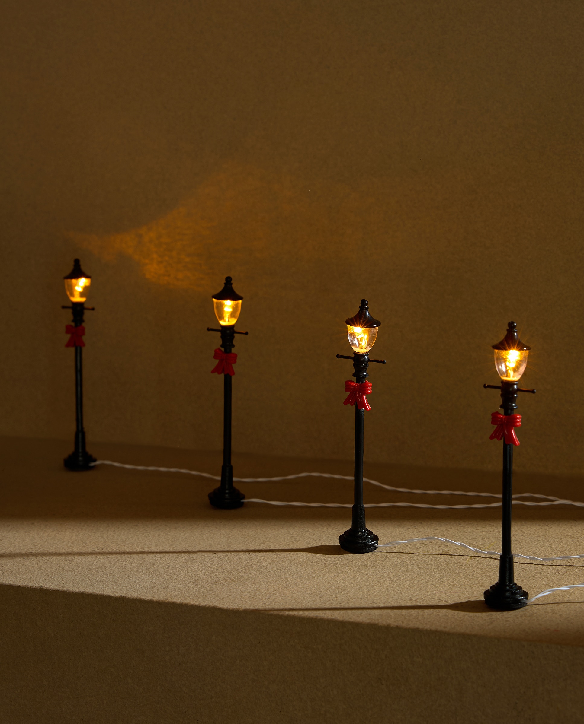 Imagen 1 de Set de 4 farolas con luz LED Pueblo Navideño en miniatura Navidad