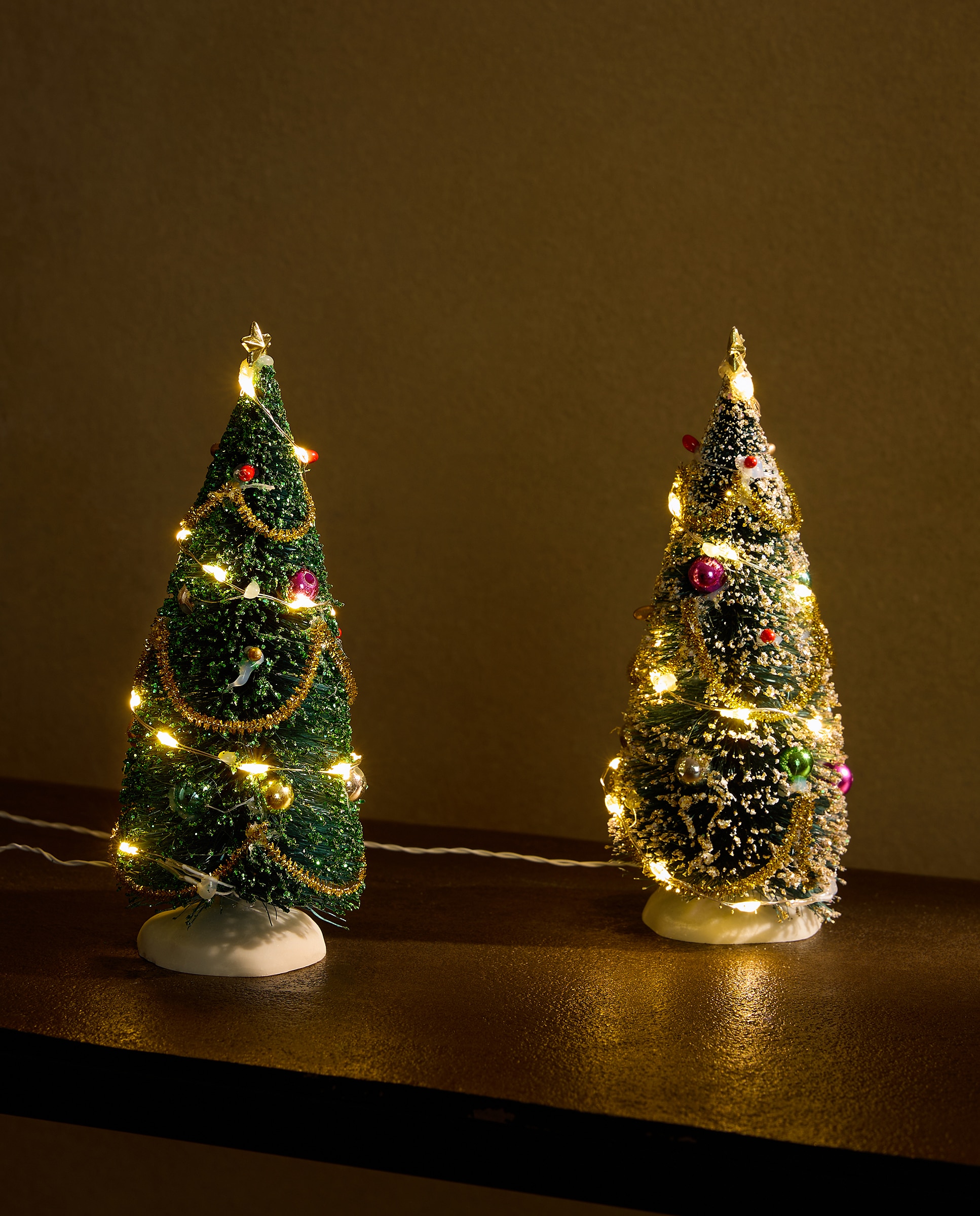 Conjunto de 2 Árvores com 18 Luzes LED Aldeia Natalícia em Miniatura Multicolor-1