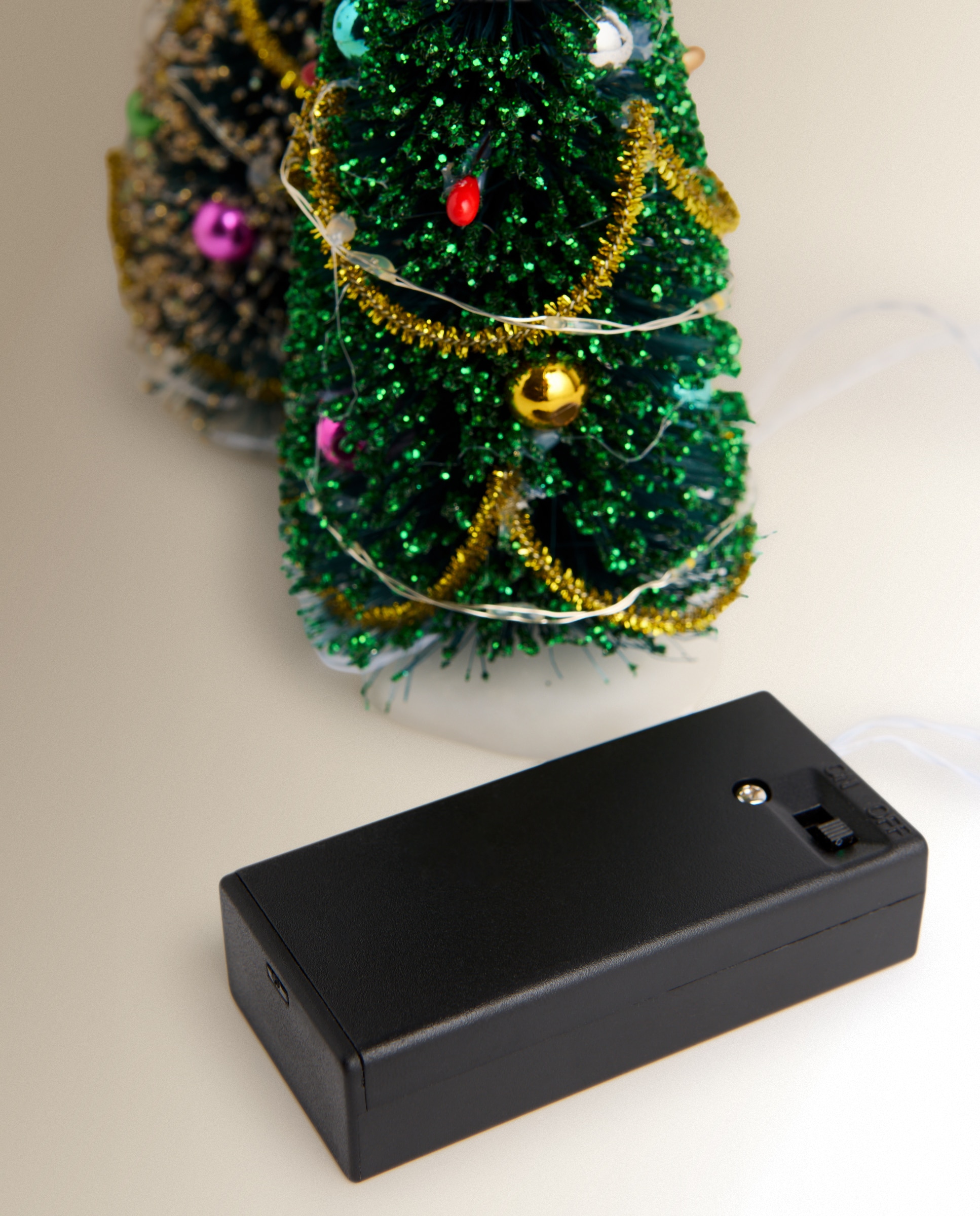 Conjunto de 2 Árvores com 18 Luzes LED Aldeia Natalícia em Miniatura Multicolor-4