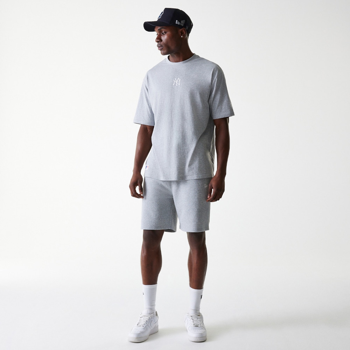New Era Pantalón corto de hombre New York Yankees Midi Logo Gris claro