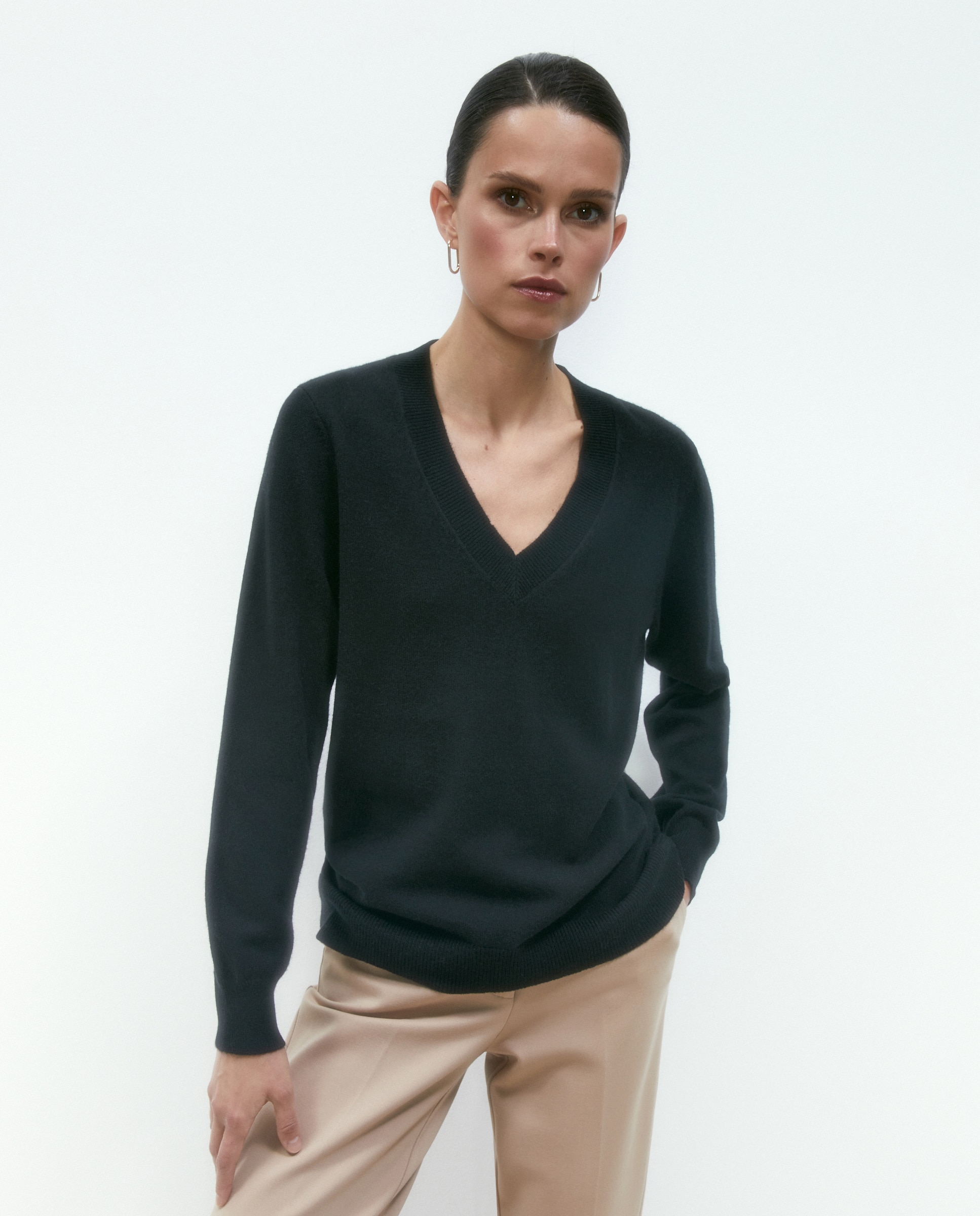 Camisola de Malha 100% Caxemira com Decote em Bico Preto-2