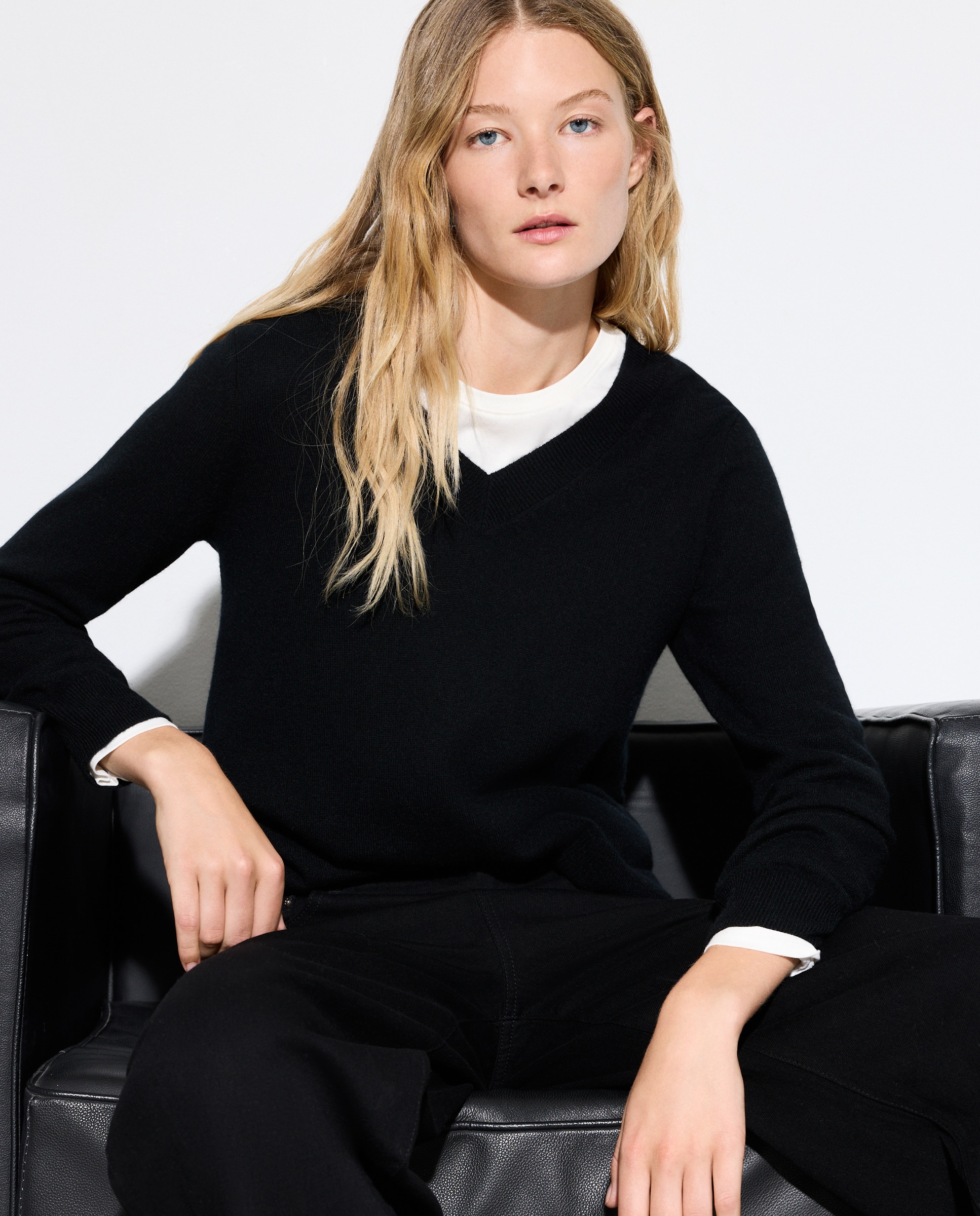 Camisola de Malha 100% Caxemira com Decote em Bico Preto-2