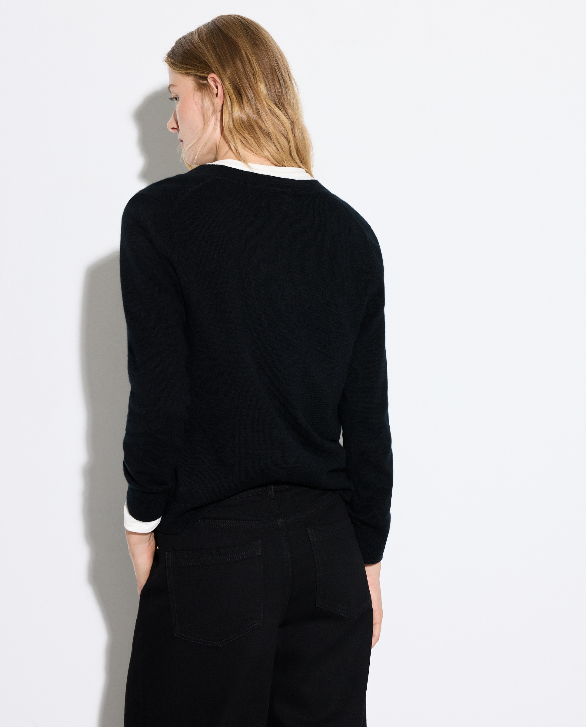 Camisola de Malha 100% Caxemira com Decote em Bico Preto-3