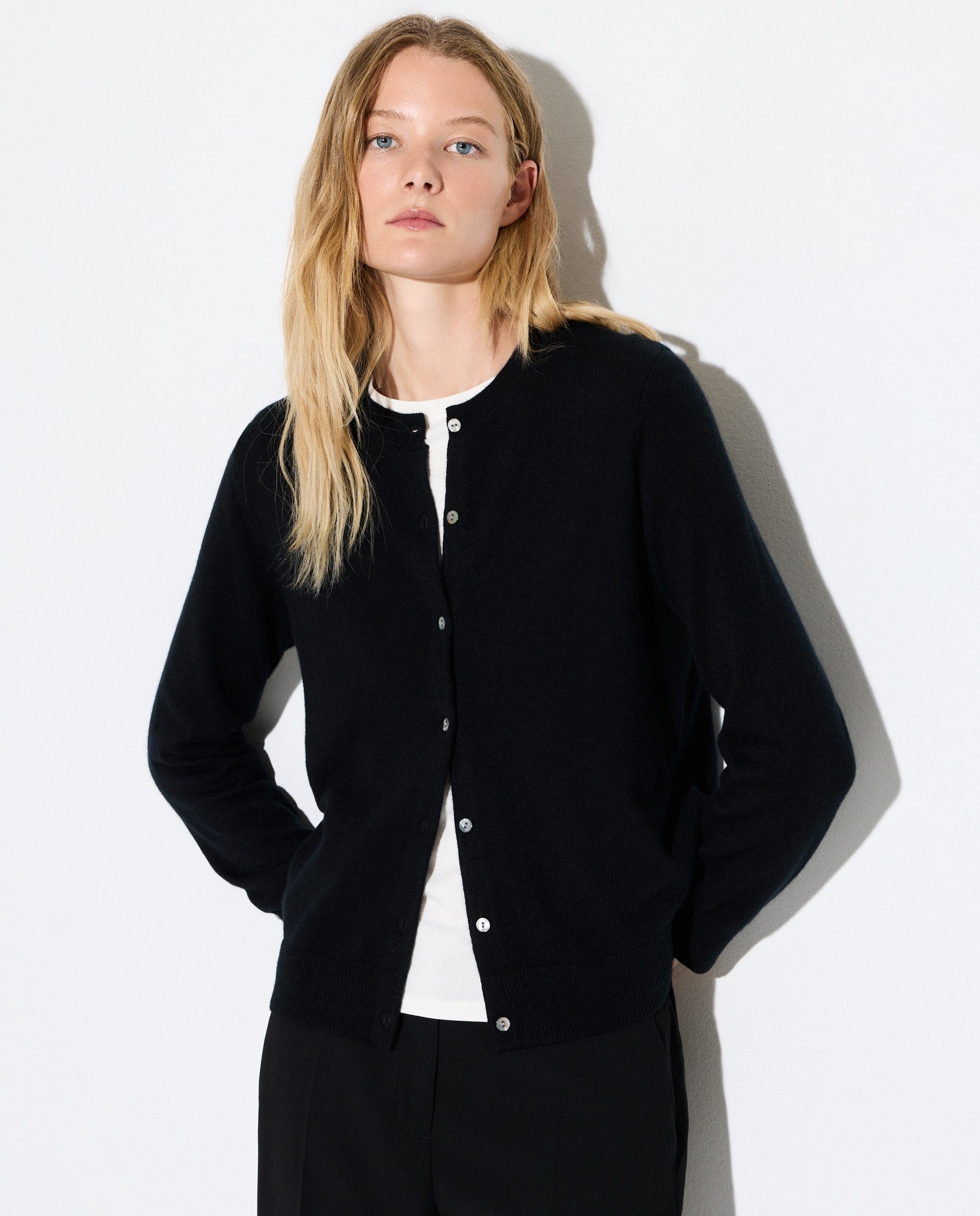 Casaco de Malha 100% Caxemira com Decote Redondo Preto-2