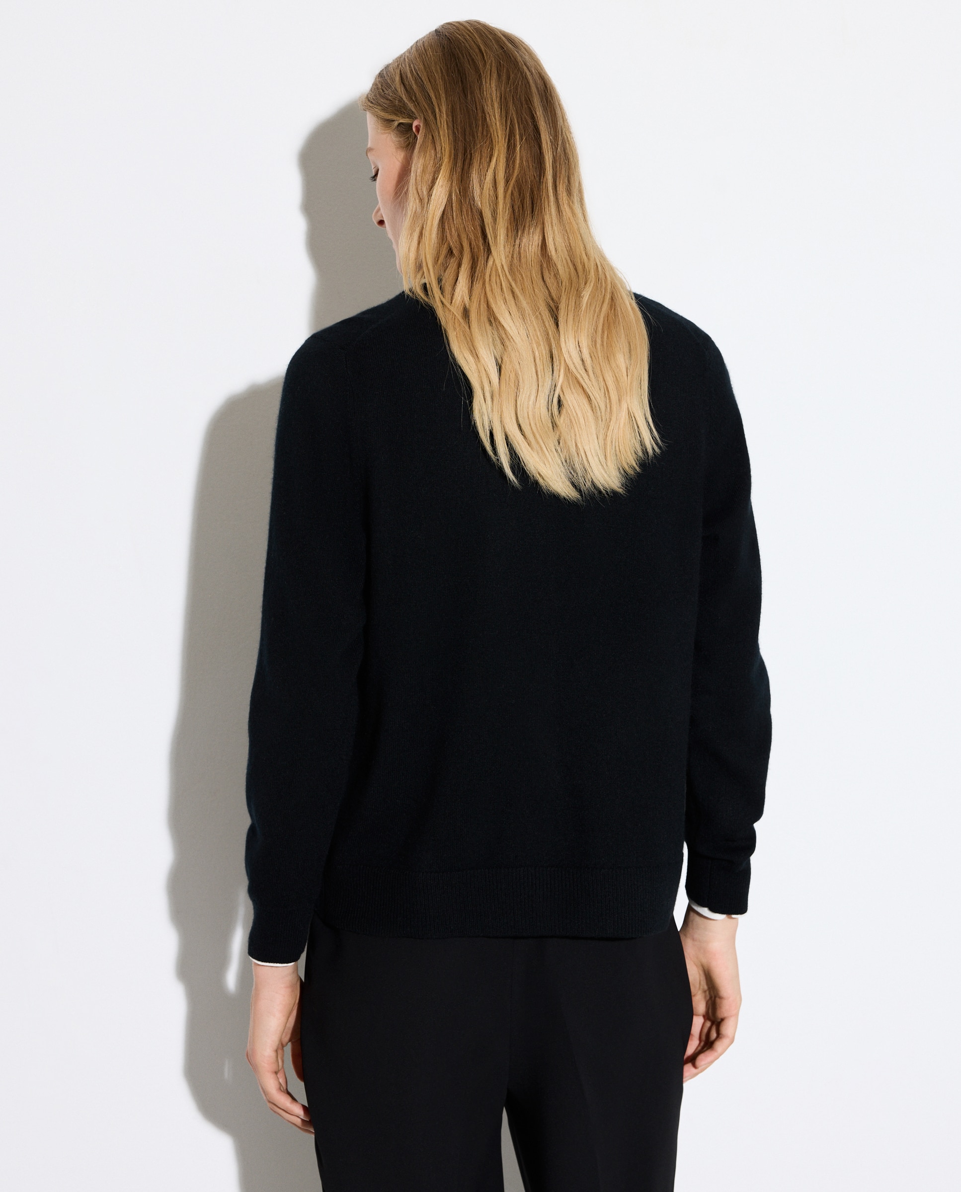 Casaco de Malha 100% Caxemira com Decote Redondo Preto-3