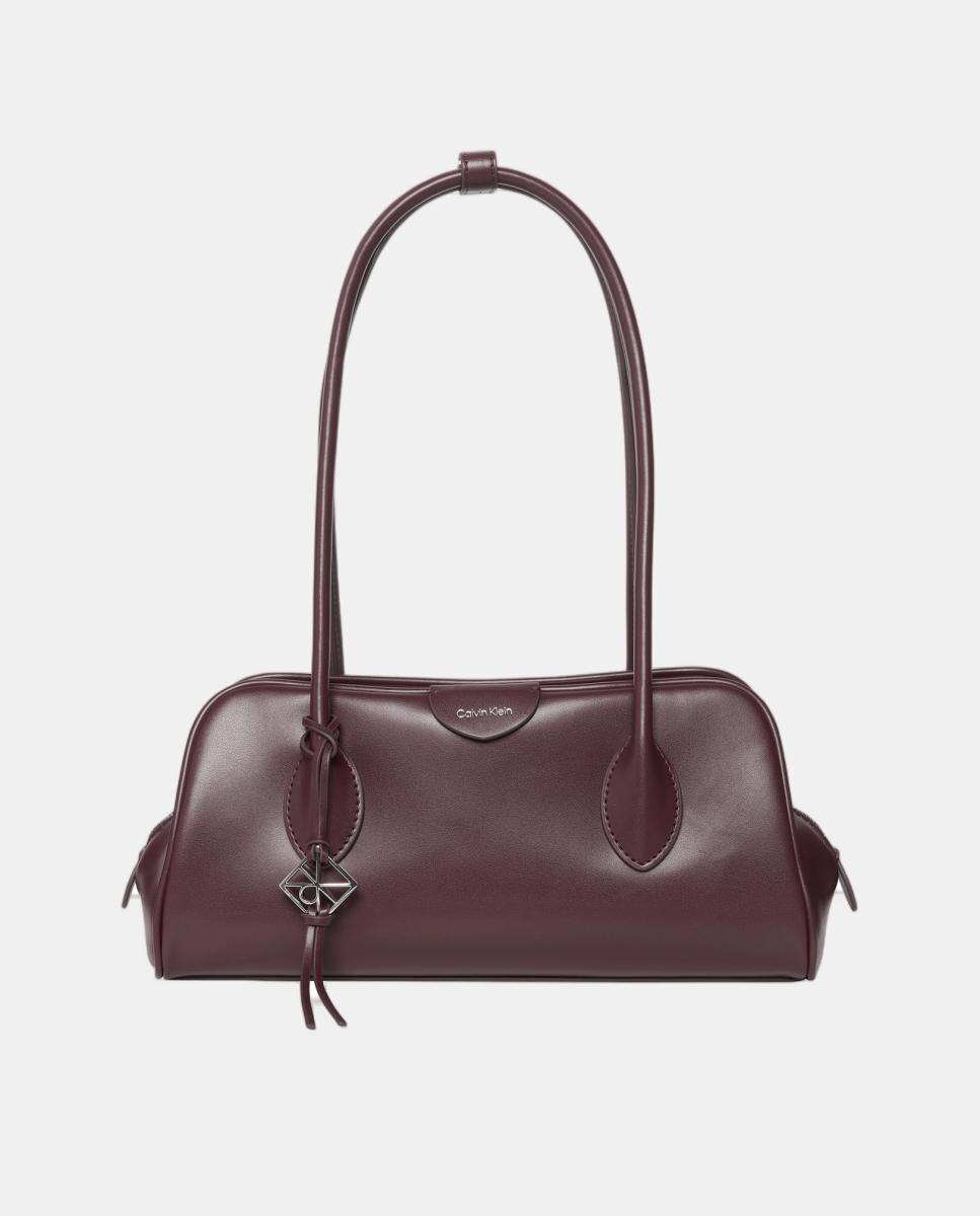 Imagen 0 de Bolso Trio de hombro Calvin Klein con acabado liso Burdeos