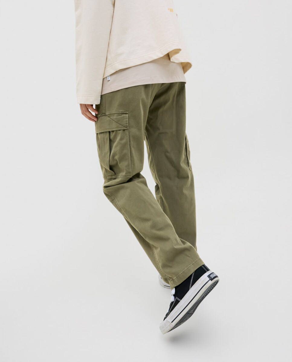 Pantalón cargo con bolsillos laterales de hombre · Jack Jones