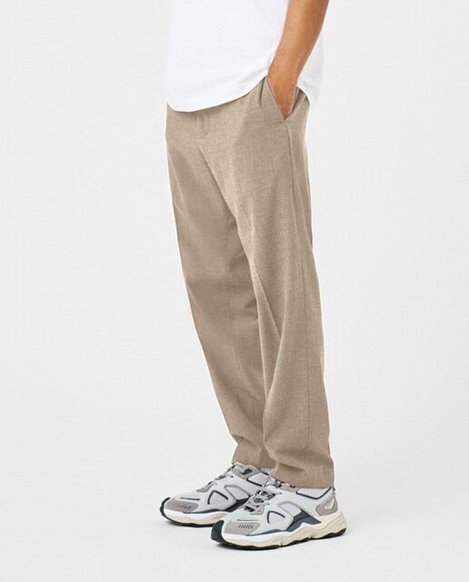 Imagem 0 de Calças Chino. Tapered Fit.