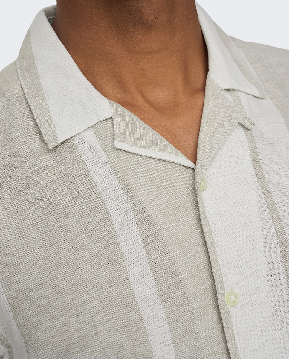 Camisa de Manga Curta Regular Fit. Composta de Linho e Algodão. Bege-2