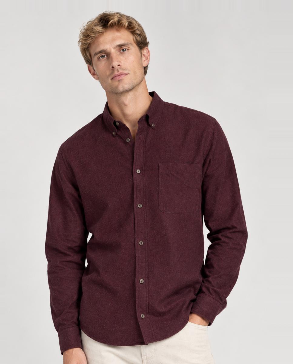 Imagen 0 de Camisa de hombre con cuello clásico y bolsillo frontal Burdeos