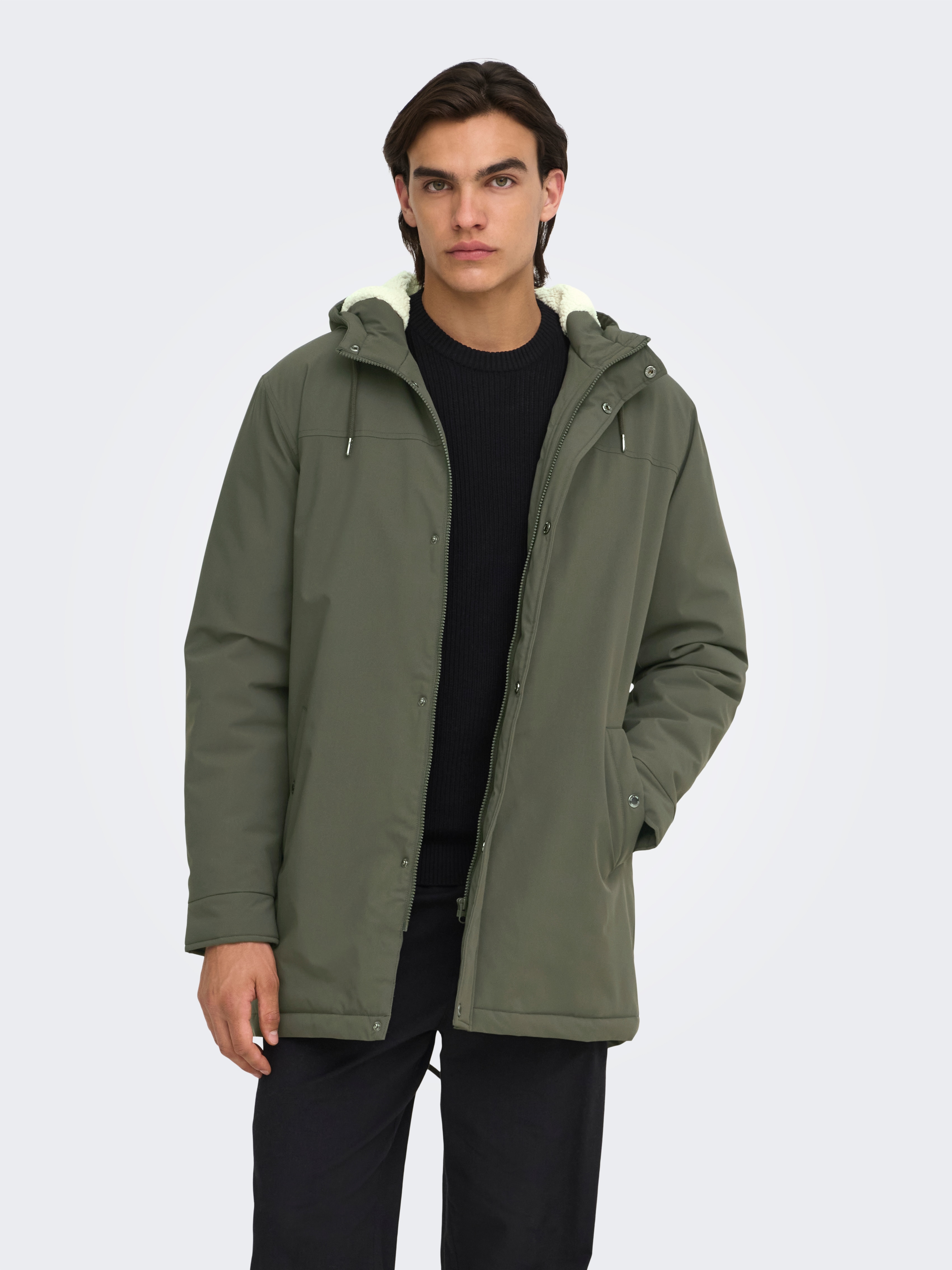 Imagen 0 de Abrigo acolchado de hombre con capucha regular fit. Verde oscuro