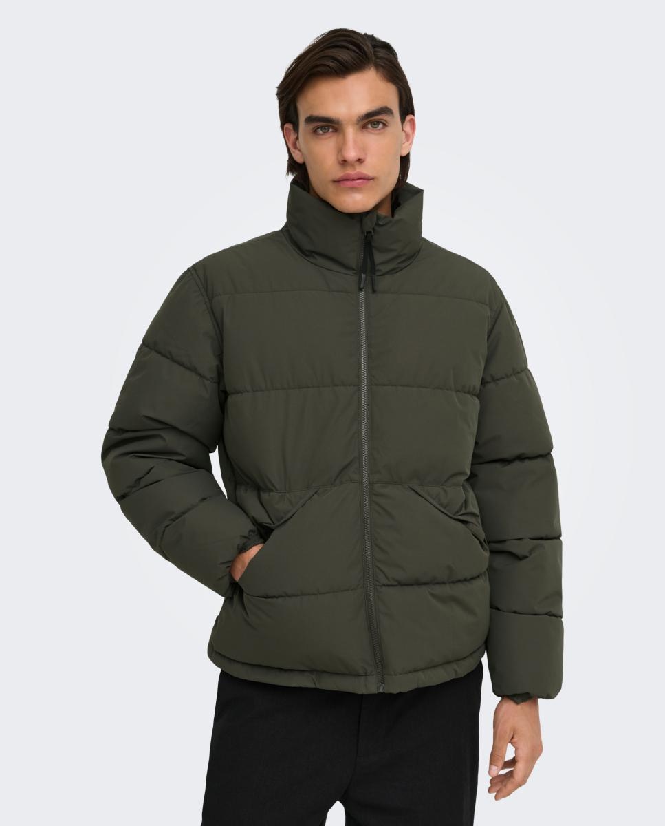 Imagen 0 de Abrigo acolchado de hombre con capucha regular fit. Verde oscuro