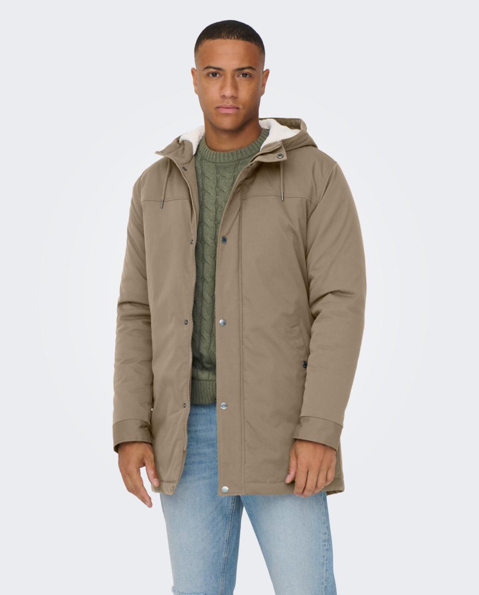Imagen 1 de Abrigo acolchado de hombre con capucha regular fit. Marrón