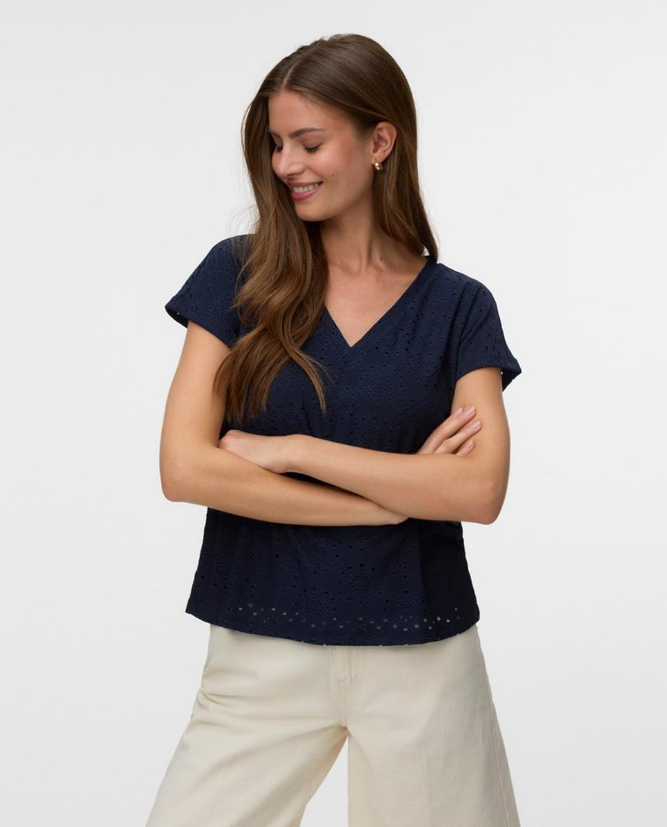 Vero Moda - Camiseta diseño troquelado de mujer con escote en pico.