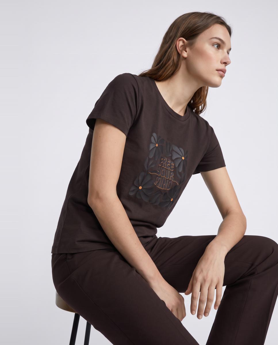 T-shirt Básica com Estampado Castanho-escuro-4