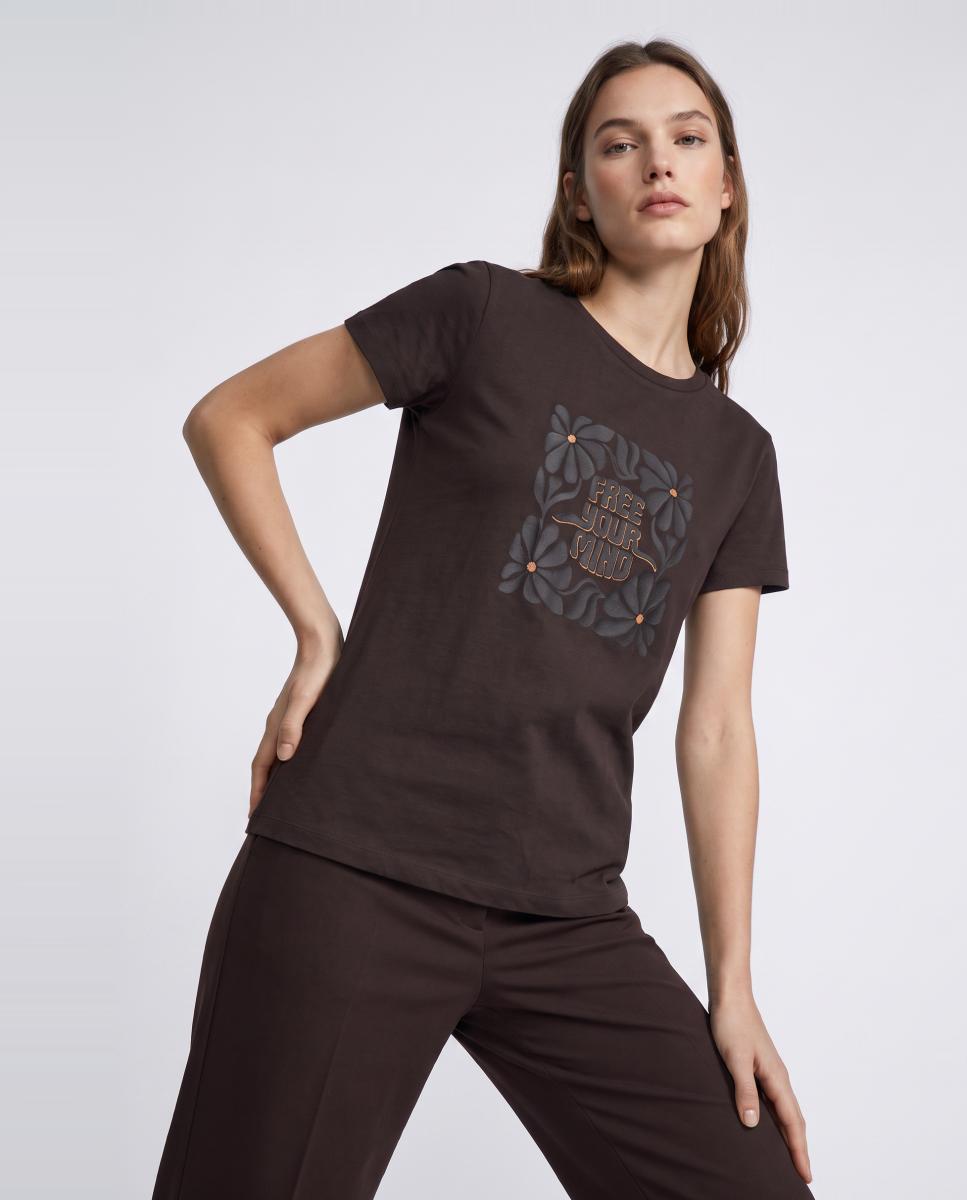T-shirt Básica com Estampado Castanho-escuro-5