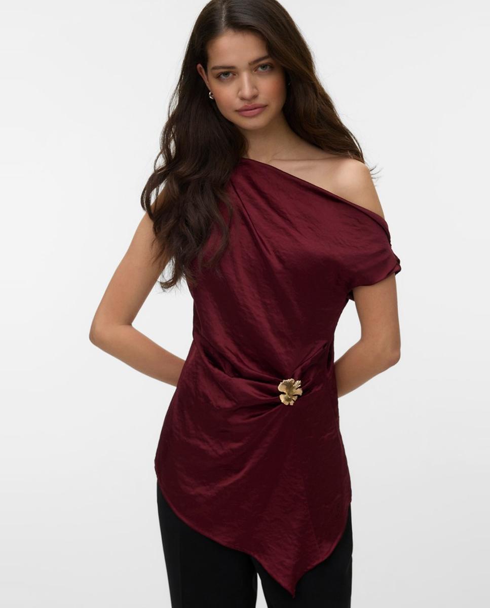 Imagen 1 de Top asimétrico efecto satinado con broche - Vero Moda - Rojo Granate Rojo Granate