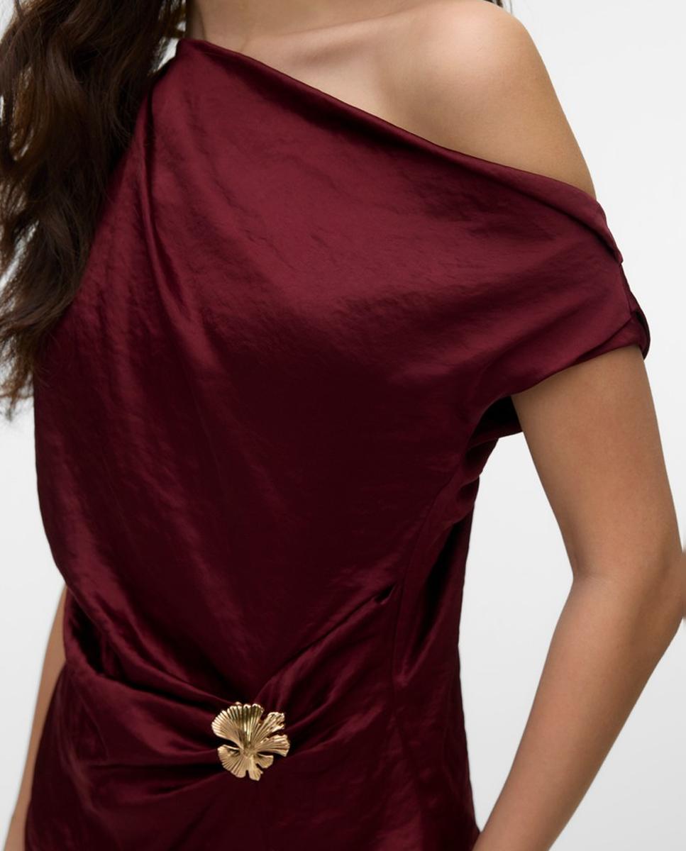Imagen 2 de Top asimétrico efecto satinado con broche - Vero Moda - Rojo Granate Rojo Granate