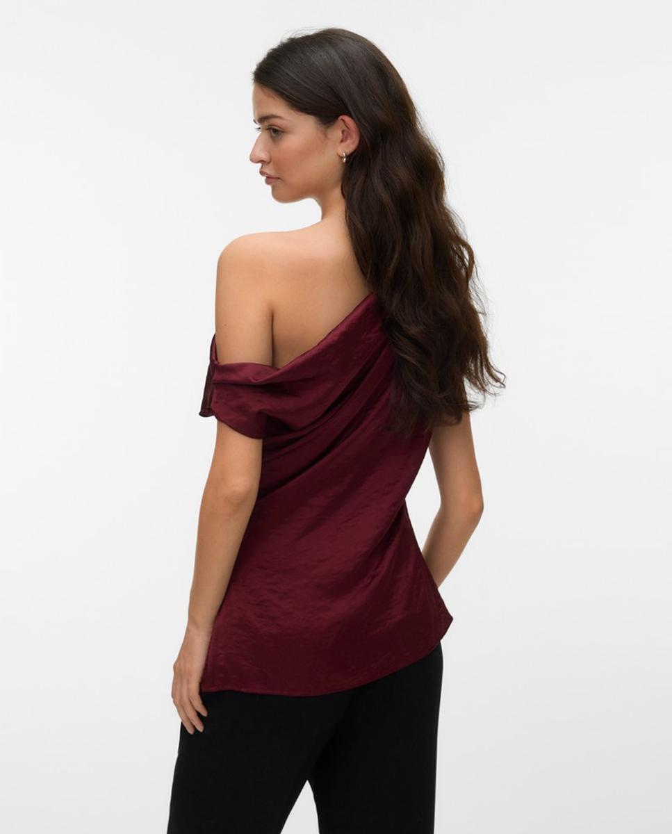 Imagen 3 de Top asimétrico efecto satinado con broche - Vero Moda - Rojo Granate Rojo Granate