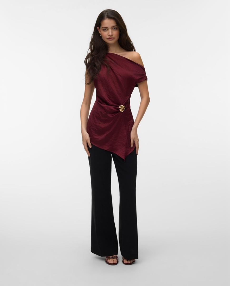 Imagen 5 de Top asimétrico efecto satinado con broche - Vero Moda - Rojo Granate Rojo Granate
