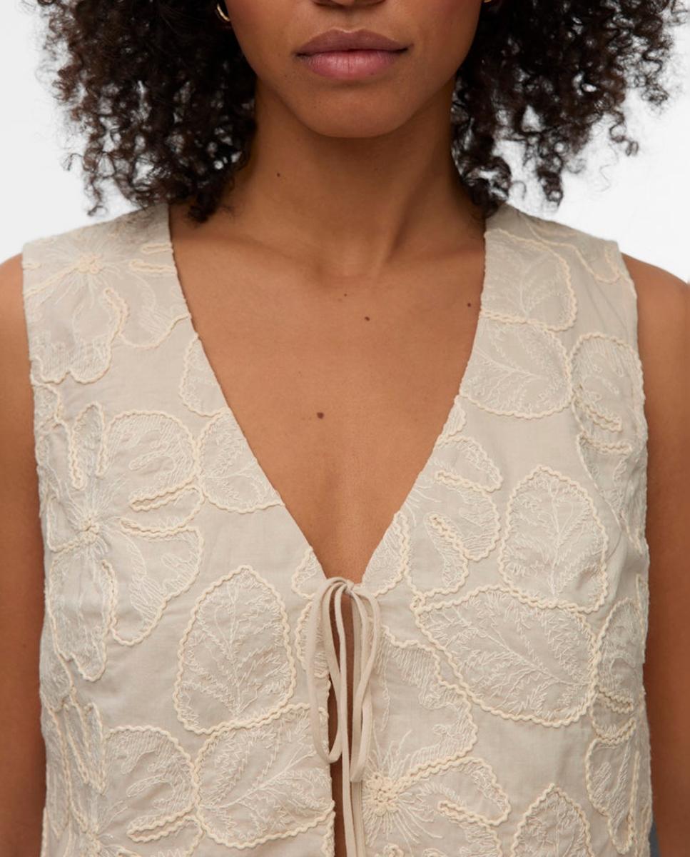 Colete com Desenho de Bordados e Fecho de Laços Branco-gelo-3
