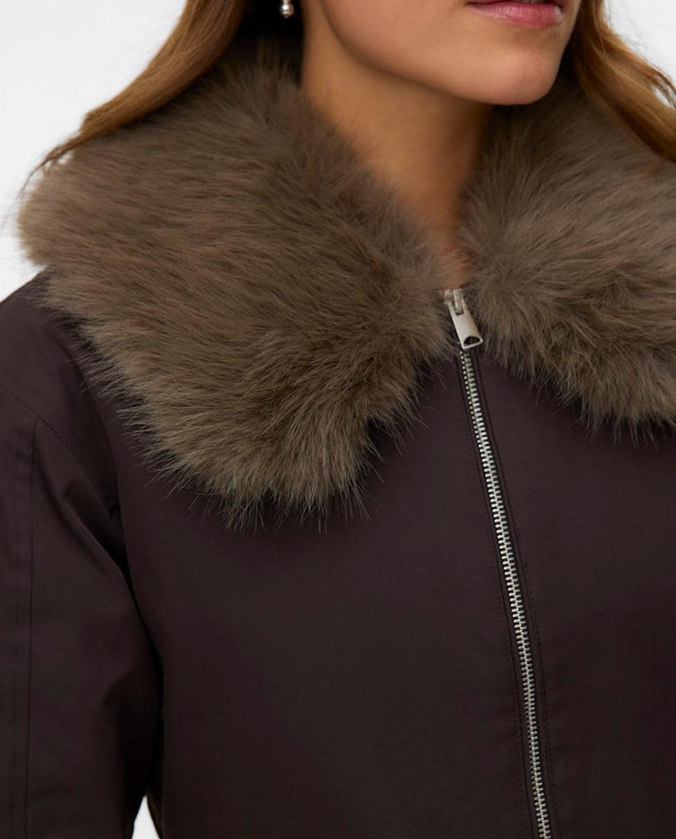 Casaco com Gola de Pelo e com Bolsos Castanho-2
