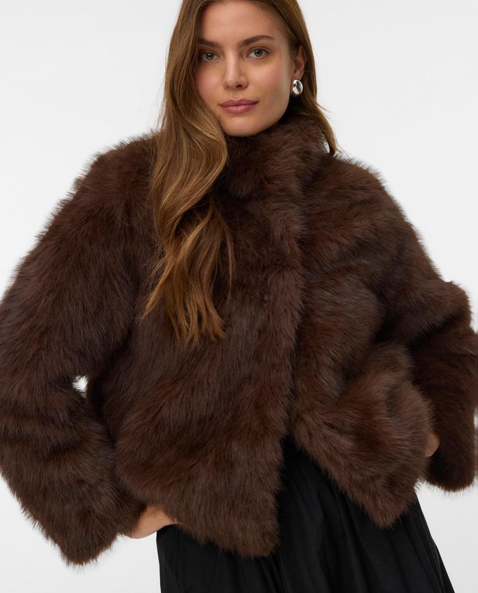Imagen 0 de Chaqueta corta efecto pelo mujer Marrón