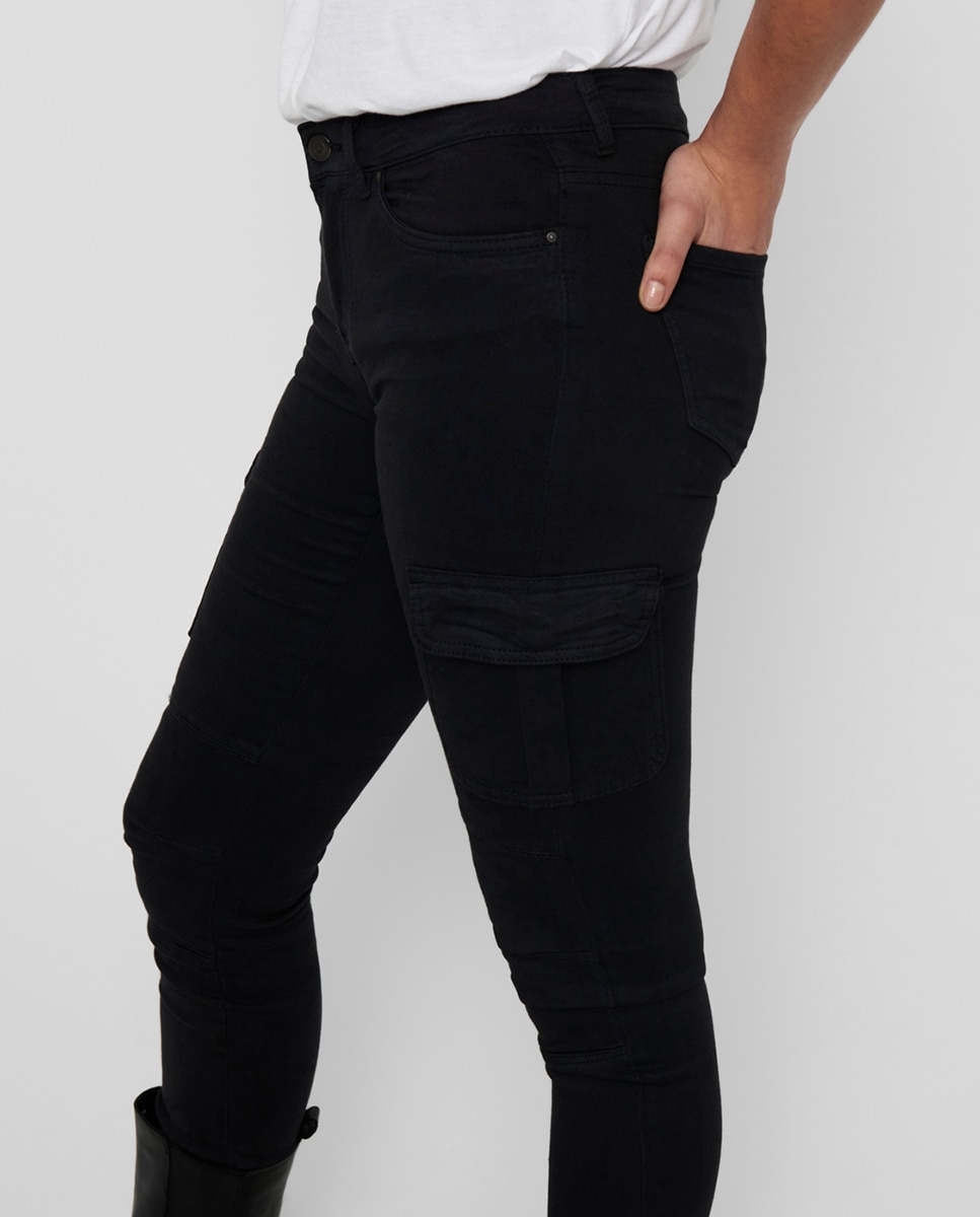 Calças cargo com bolsos laterais Preto-4
