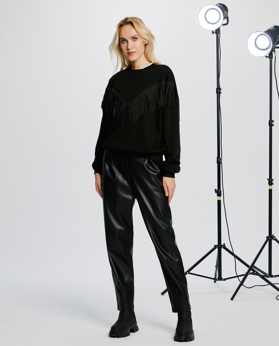 Sweatshirt Básica com Decote Redondo Preto-8