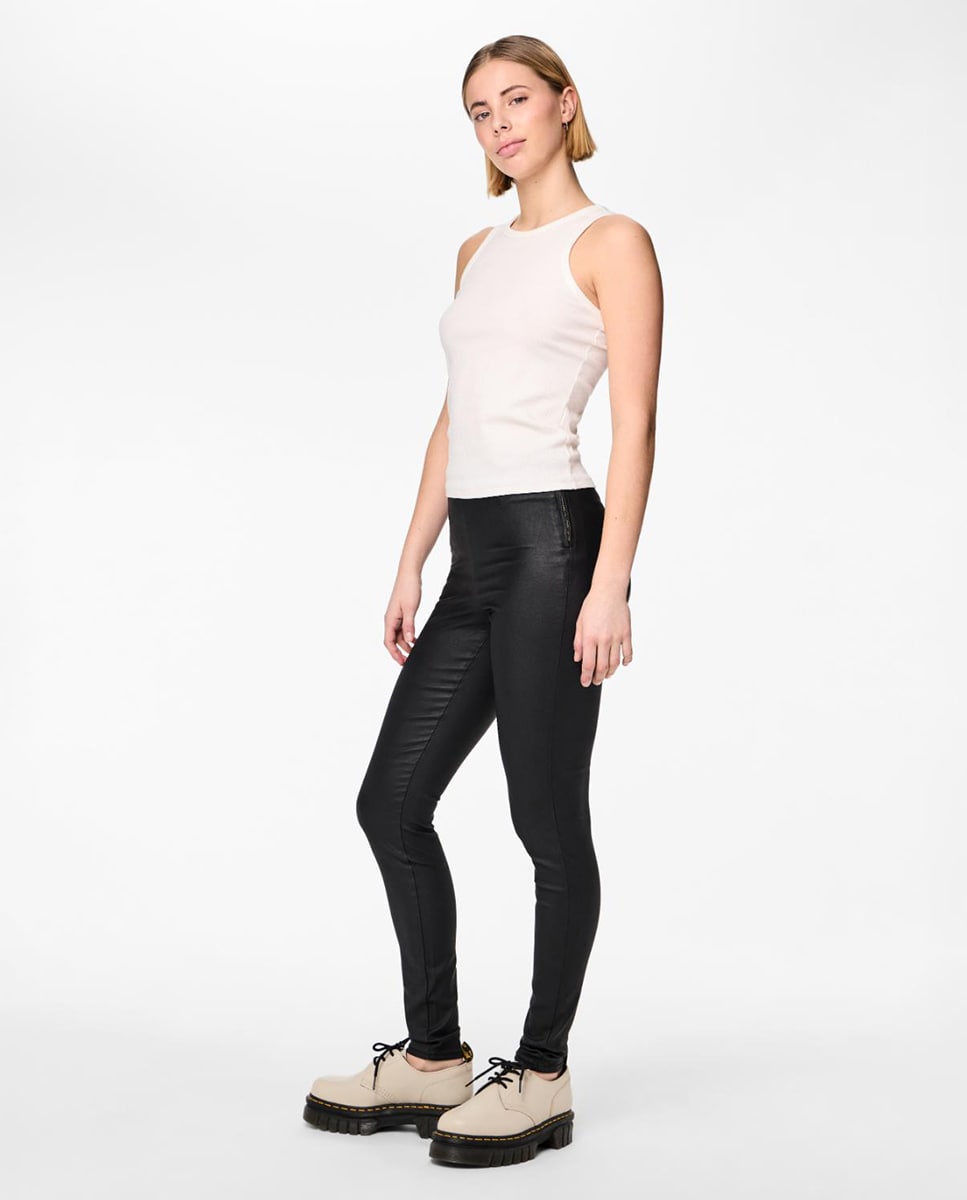 Pantalón de mujer estilo legging largos encerados · Pieces · El