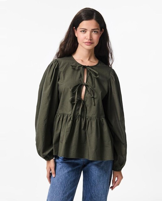 Imagen 0 de Blusa peplum de manga larga de mujer.